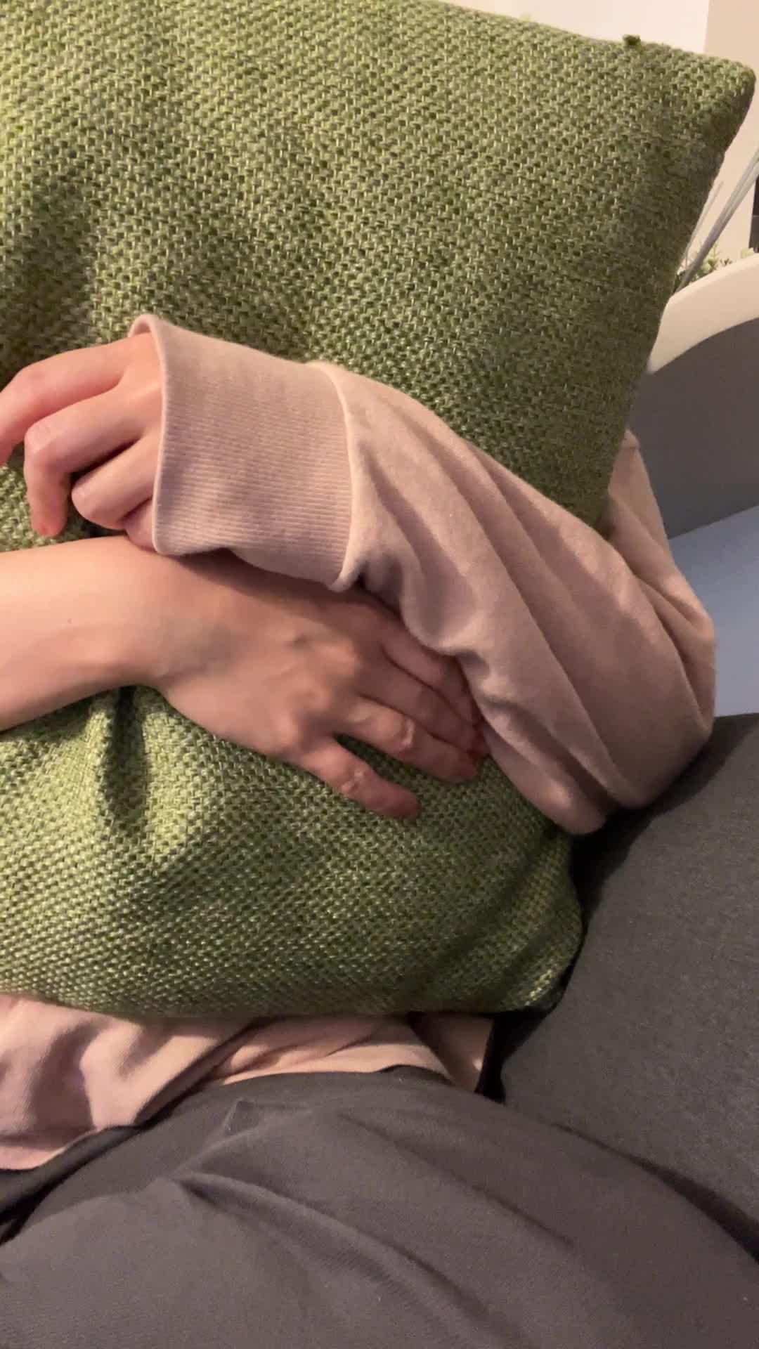 クッションを抱きしめる前姿