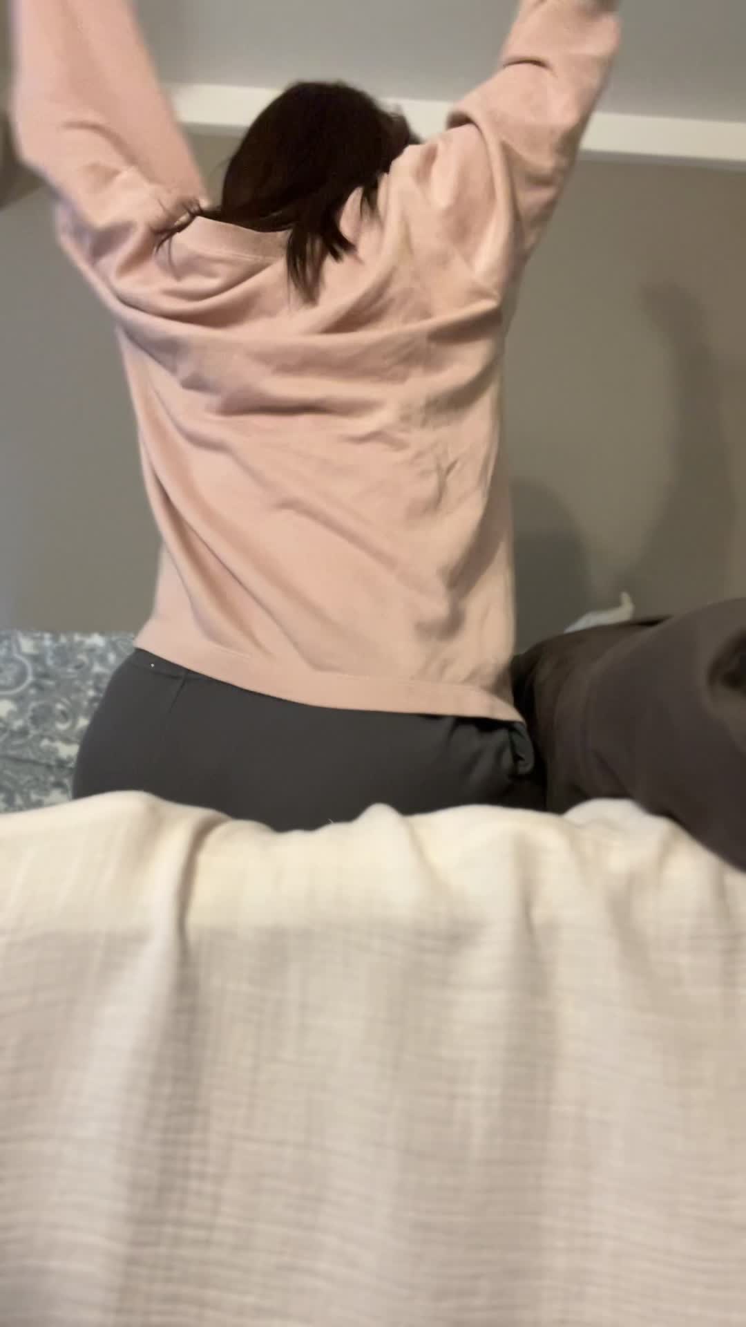 ストレッチをする後ろ姿