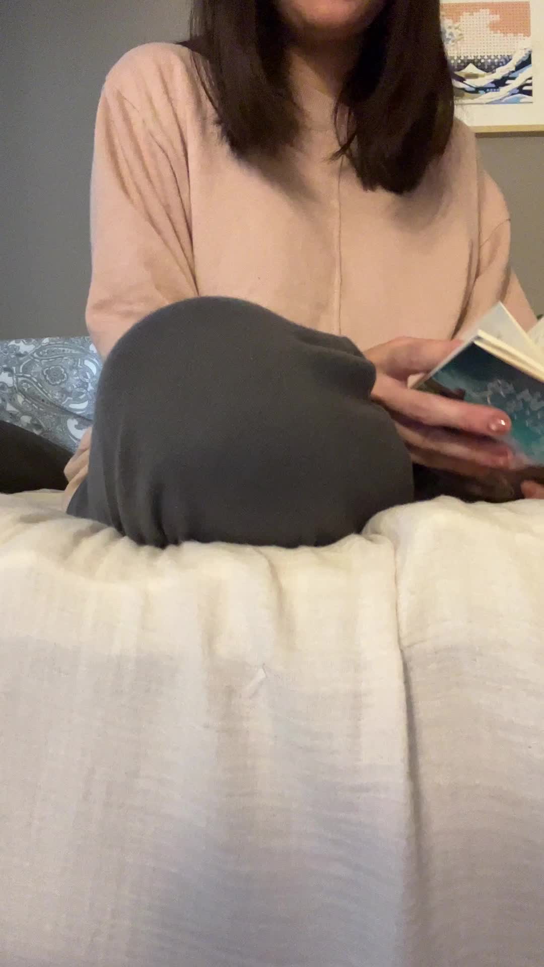本を開く手元
