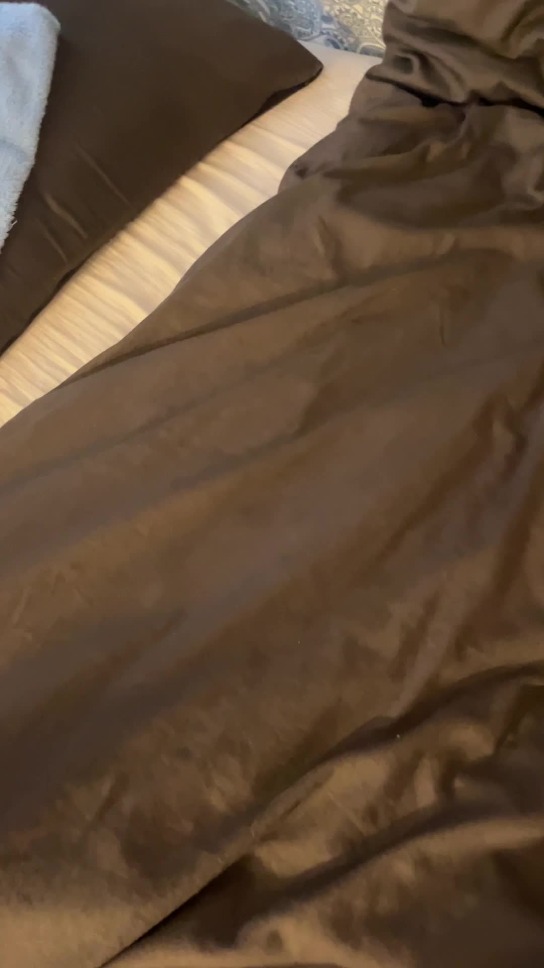 ブランケットをかける手