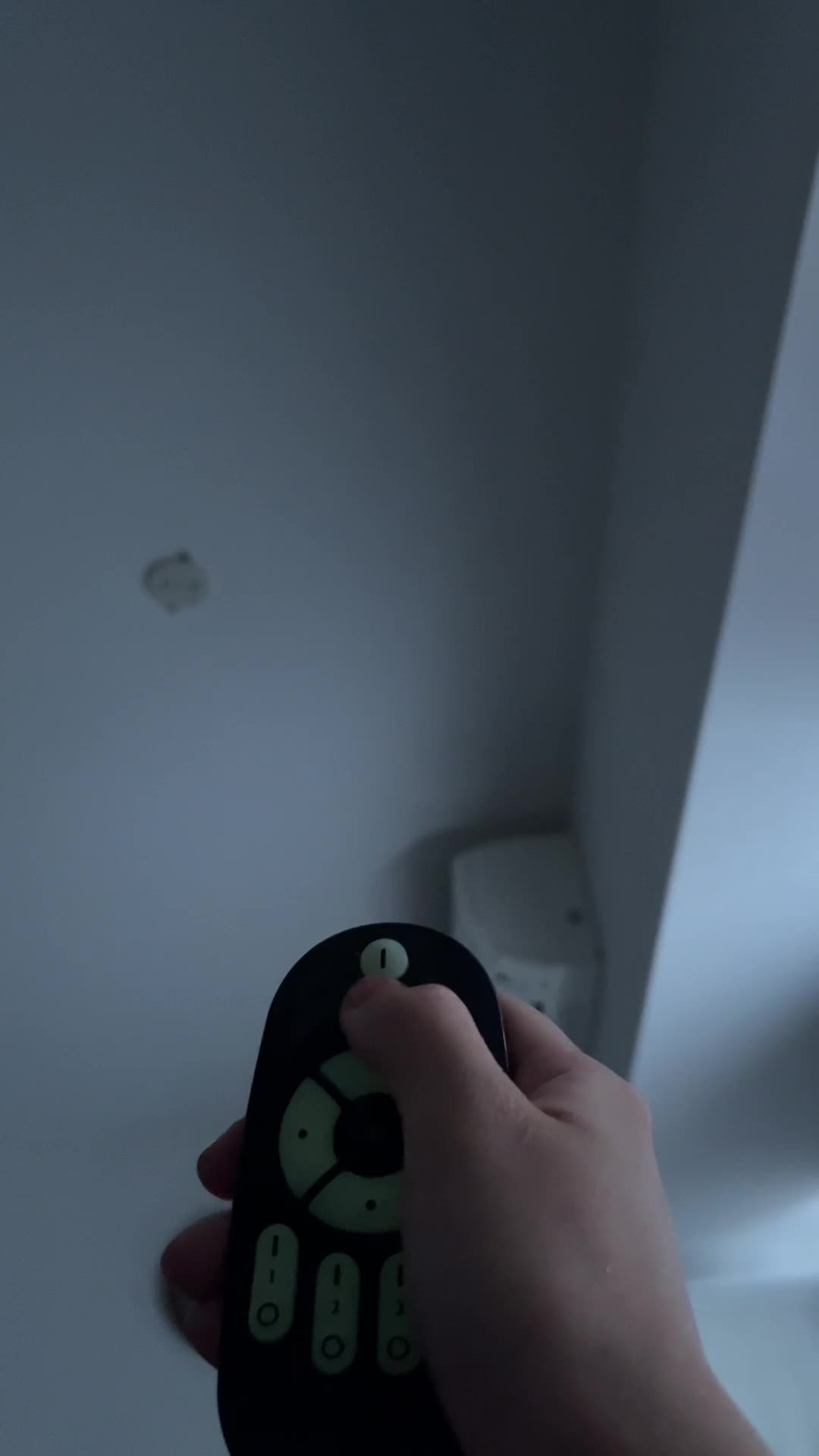 電気を消す手