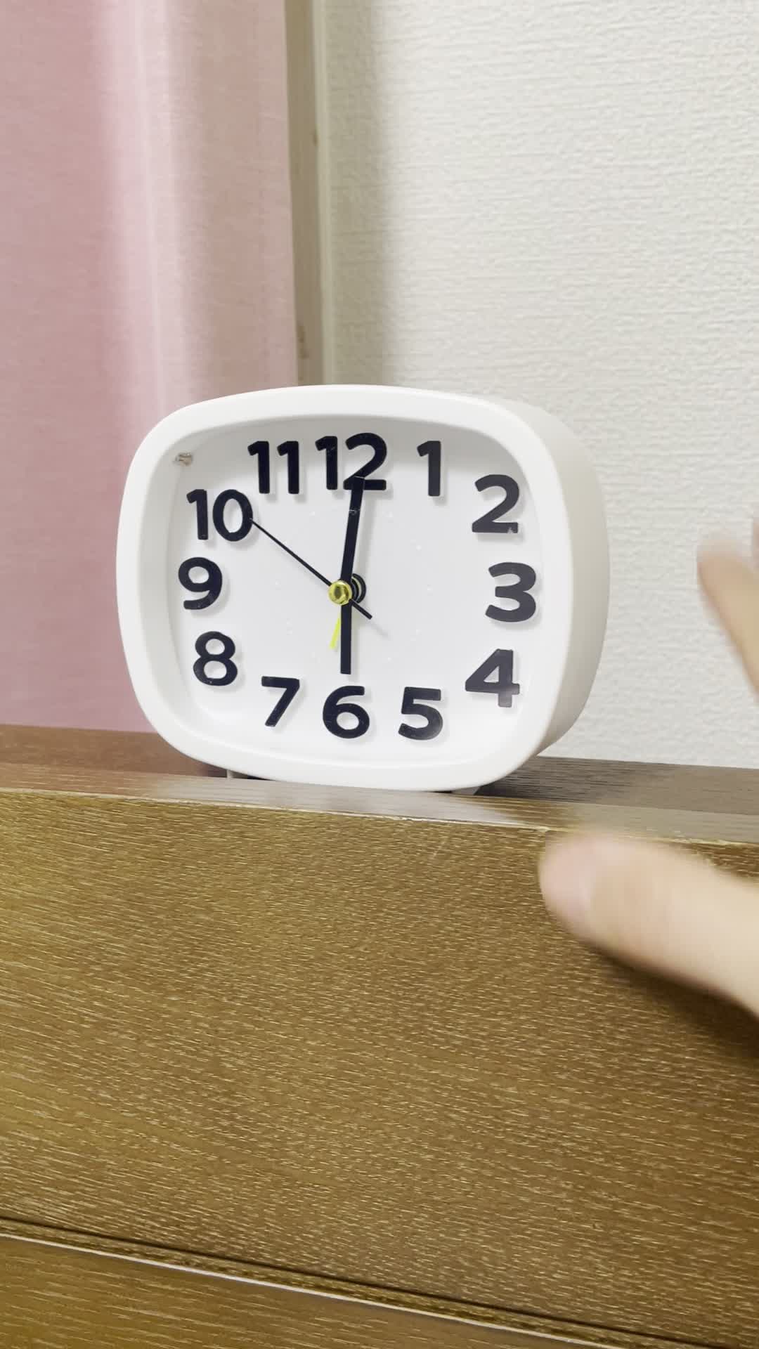 どこだ〜となりながら、目覚まし時計を止める手