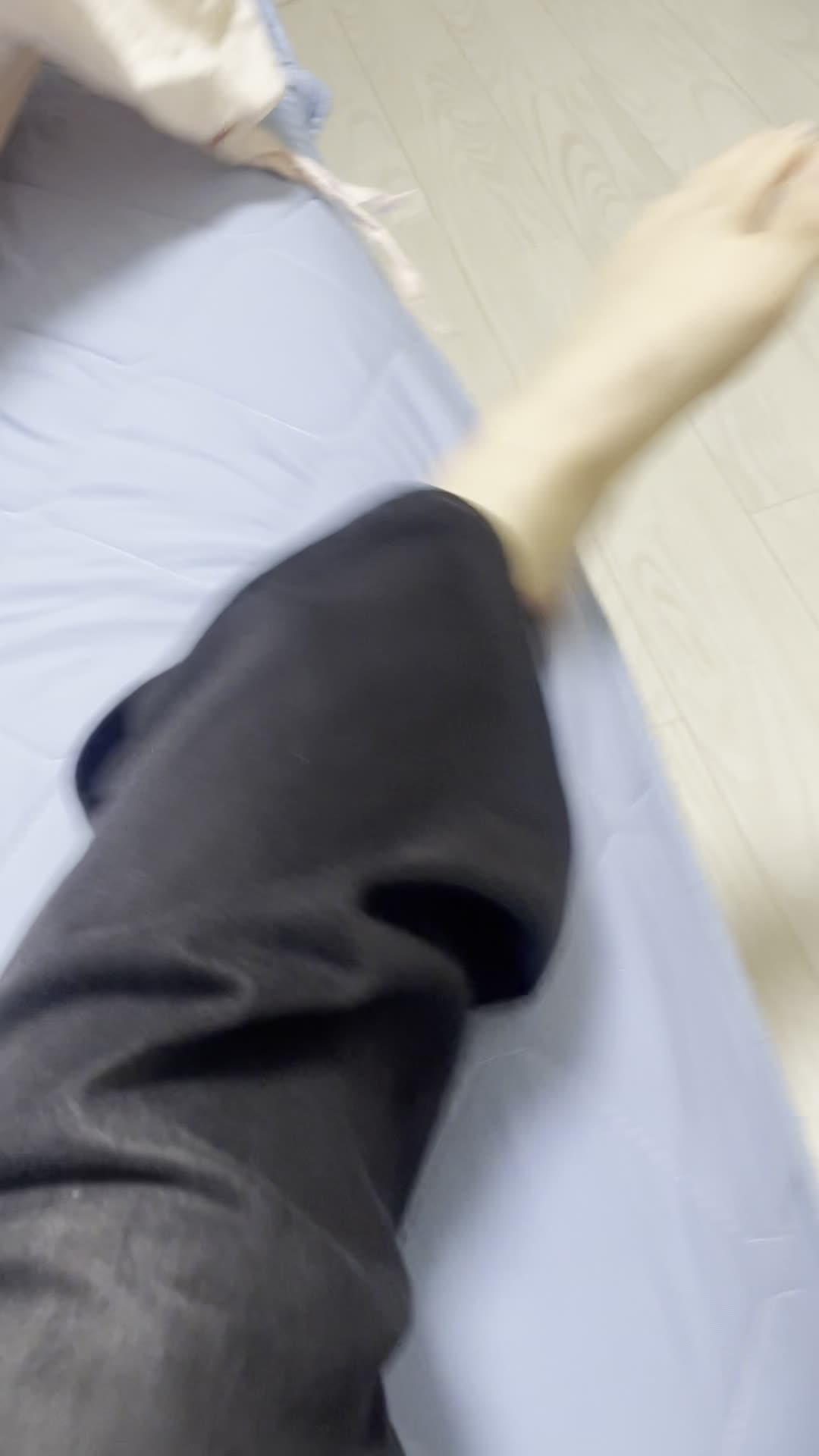 やばいとなって、布団から慌てて足を出す