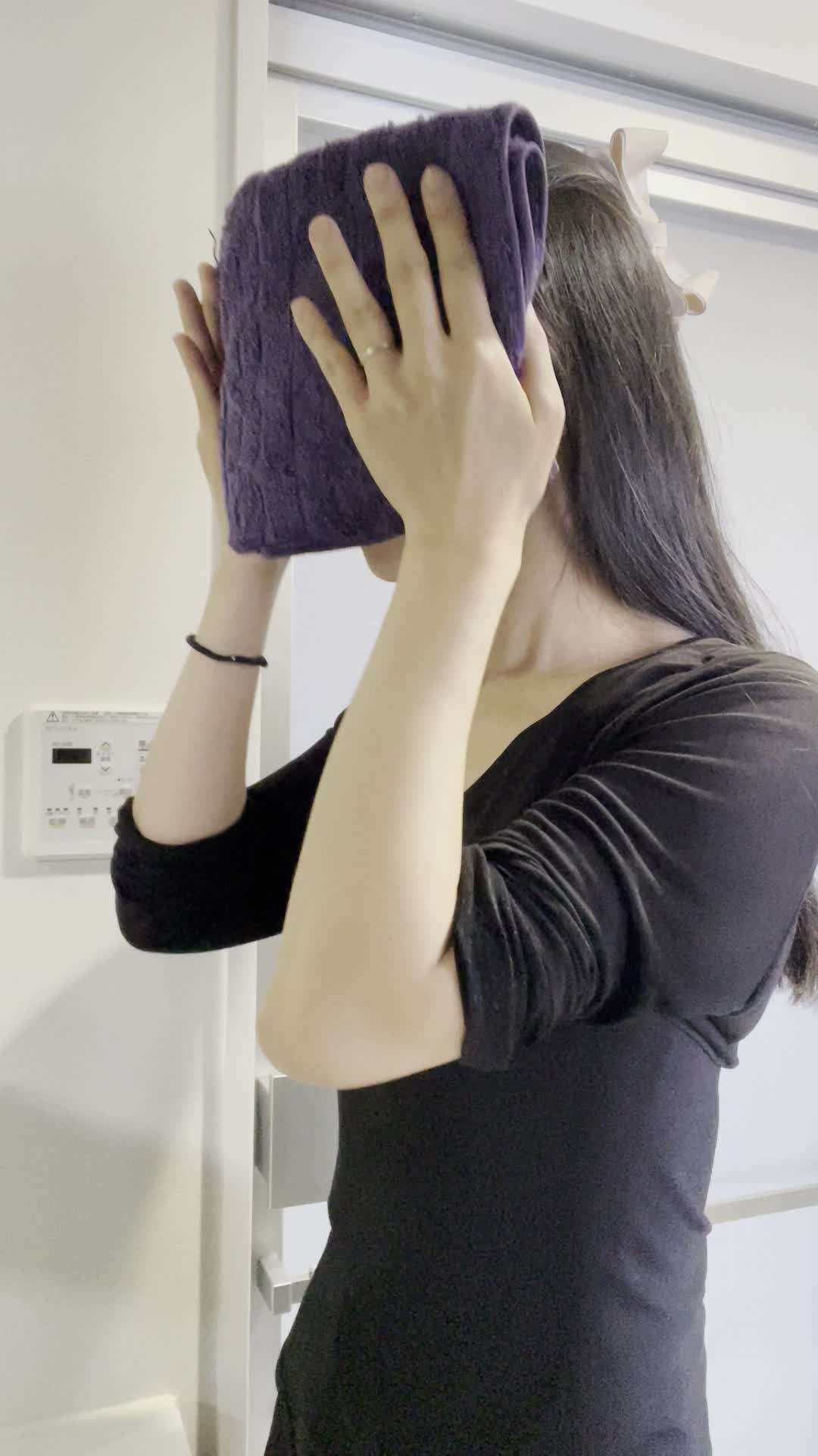 タオルで顔を拭く手
