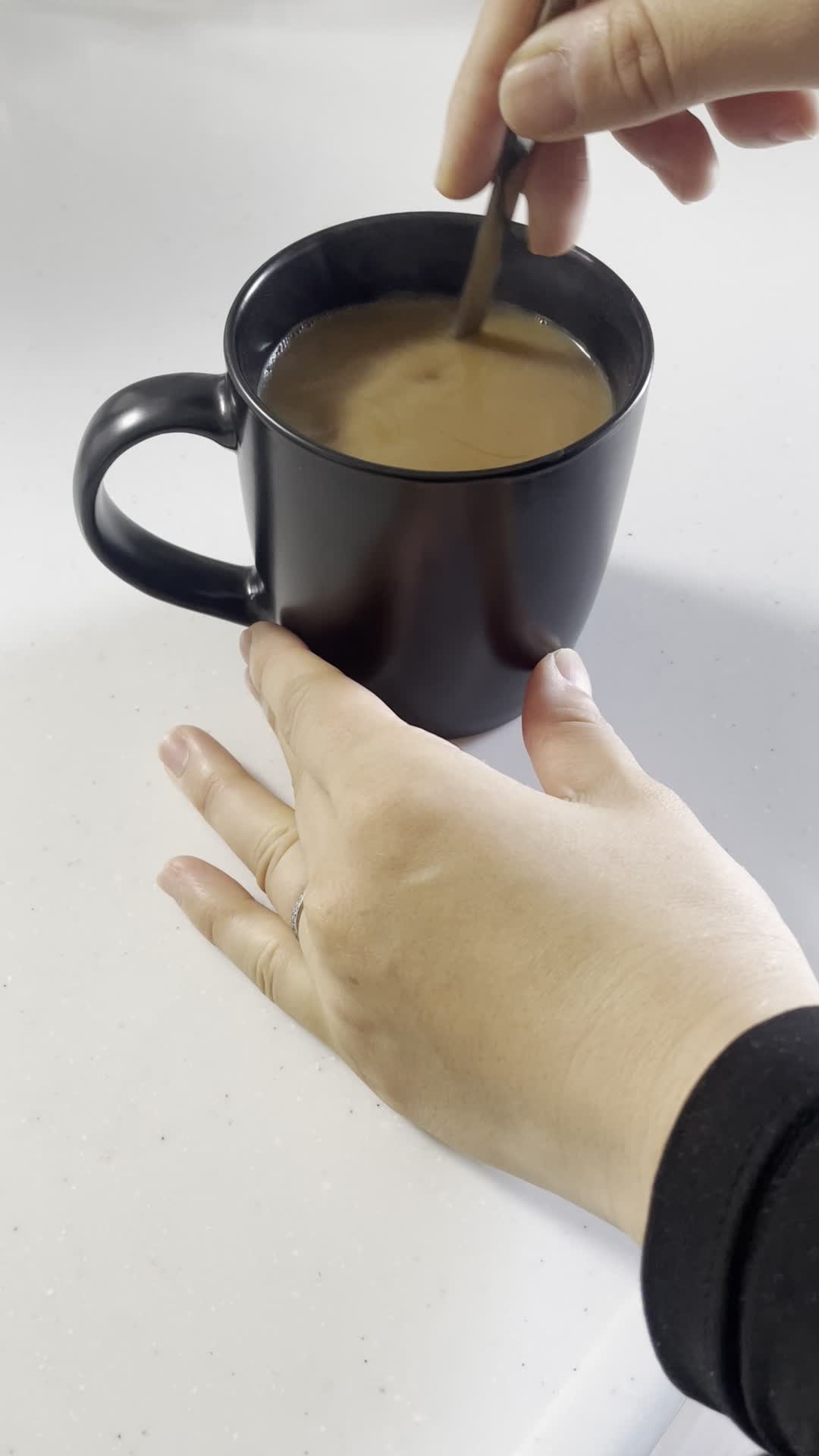 コーヒーを混ぜる手元