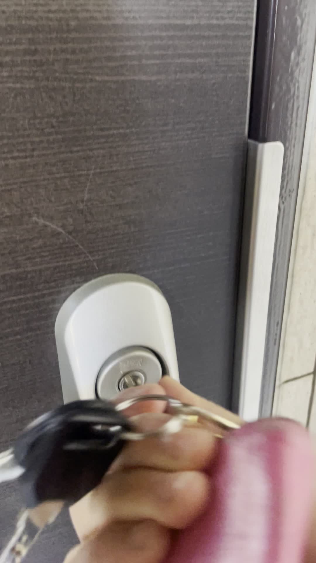 ドアの鍵を閉める手