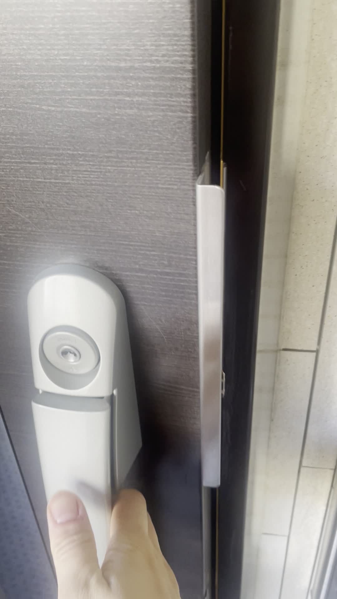 玄関のドアを開ける手元