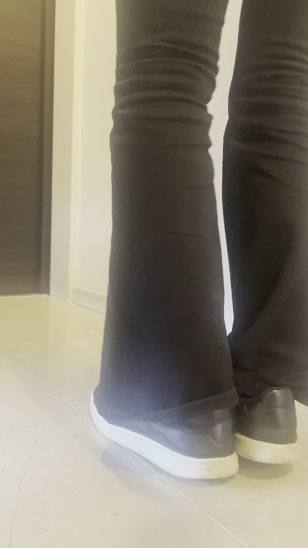 靴を脱ぐ足元