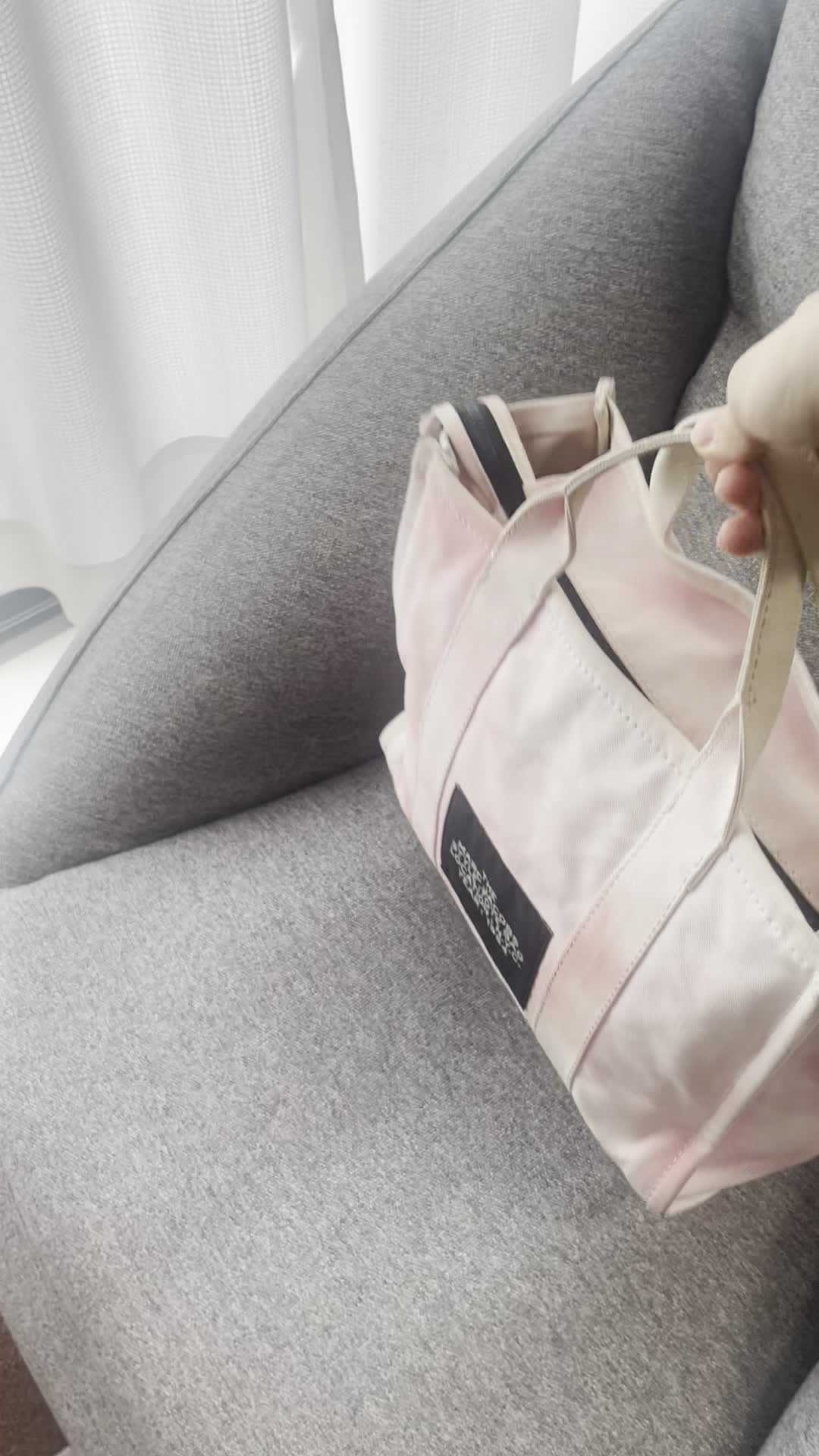 バッグをソファに置く手元