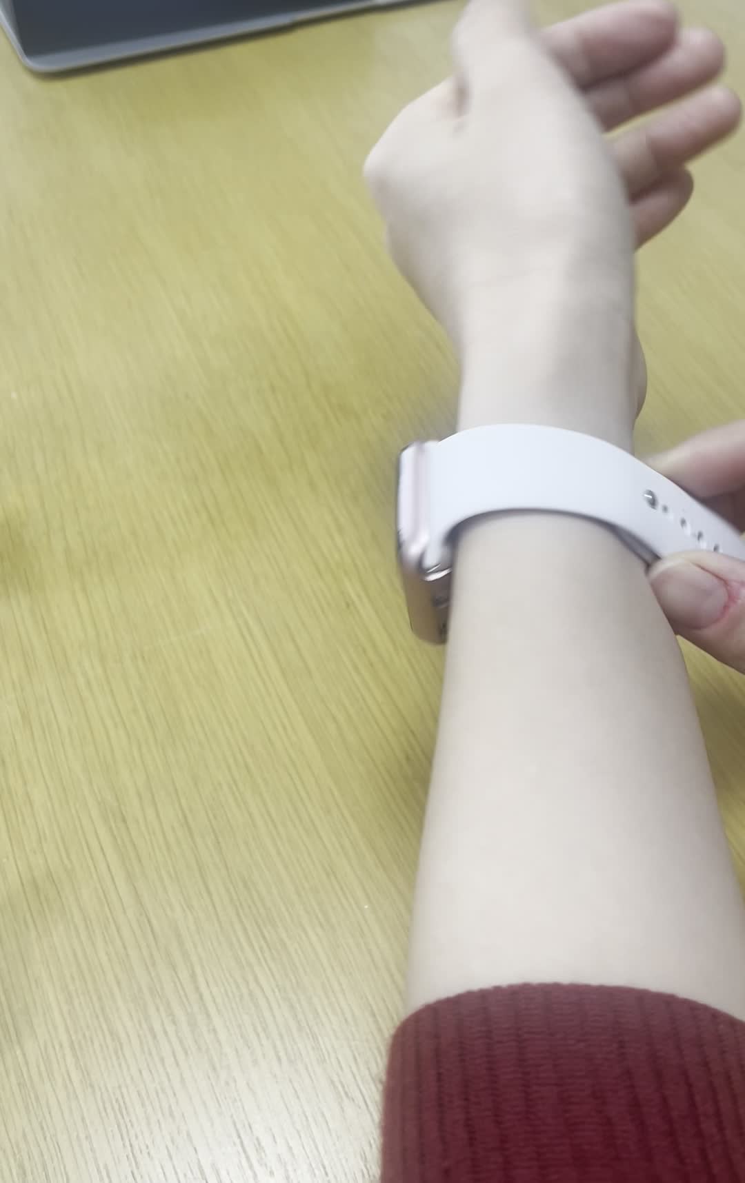 時計を外す手元