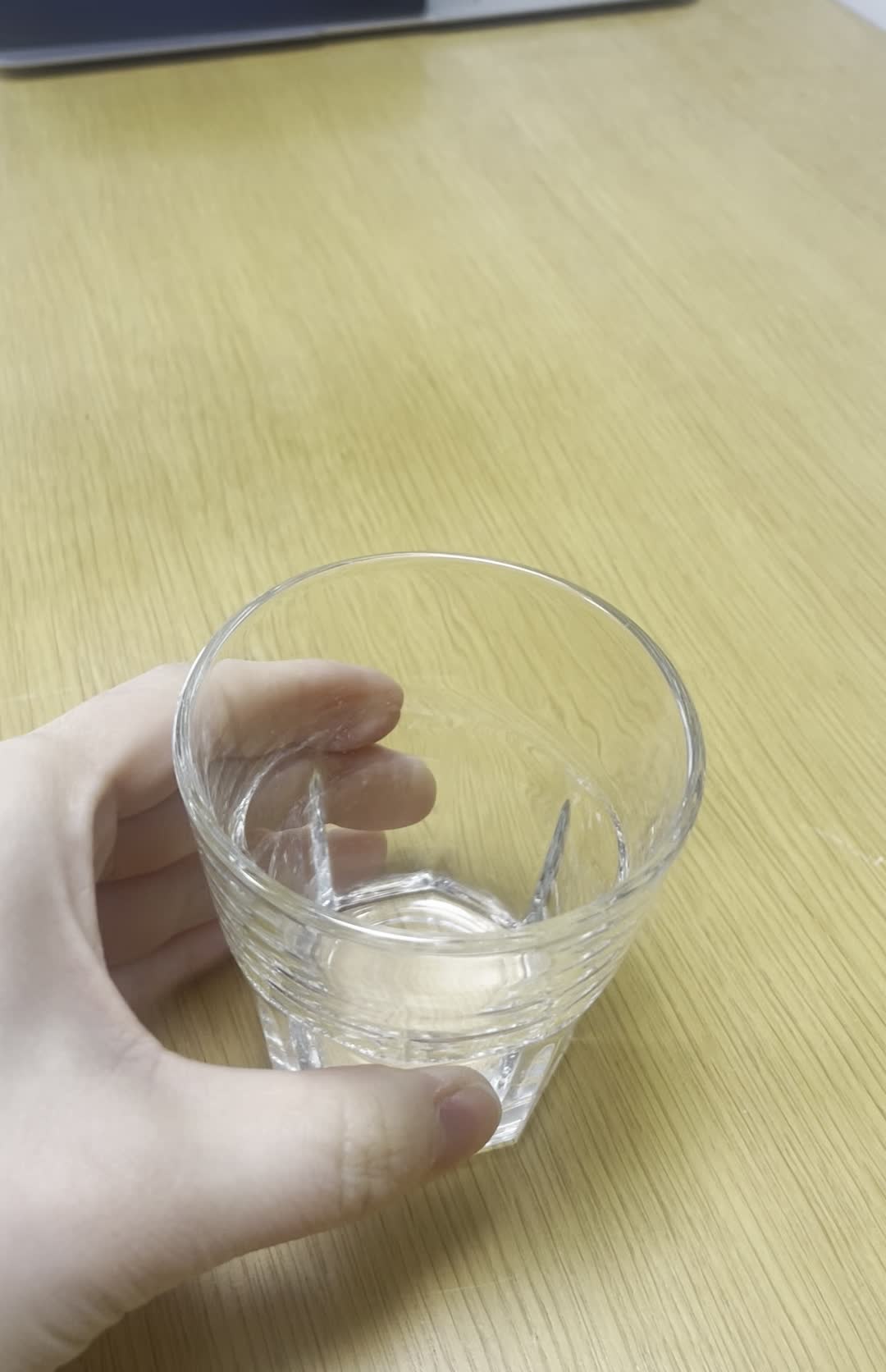 コップに水を注ぐ手元