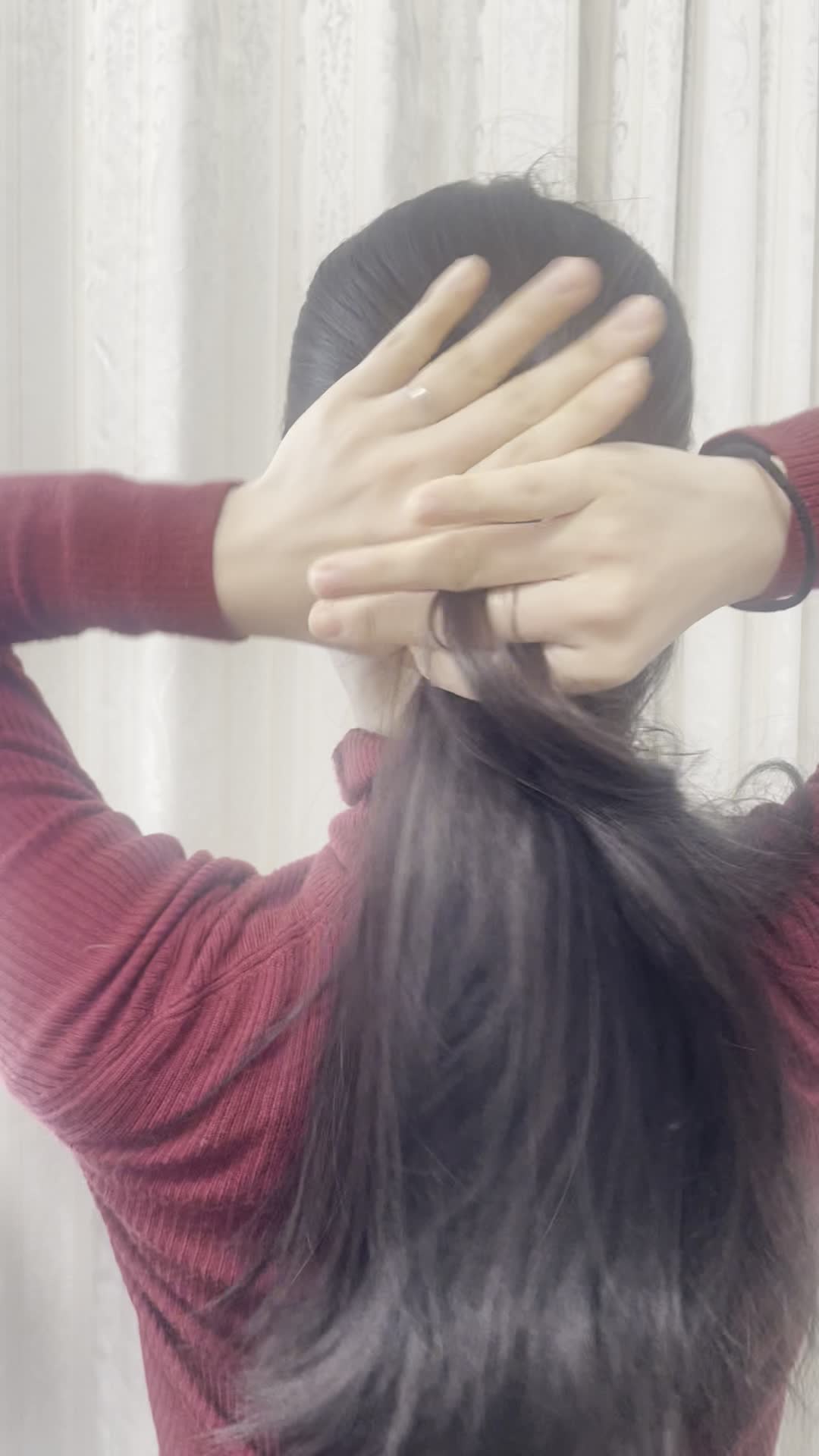 ヘアゴムを緩める手元