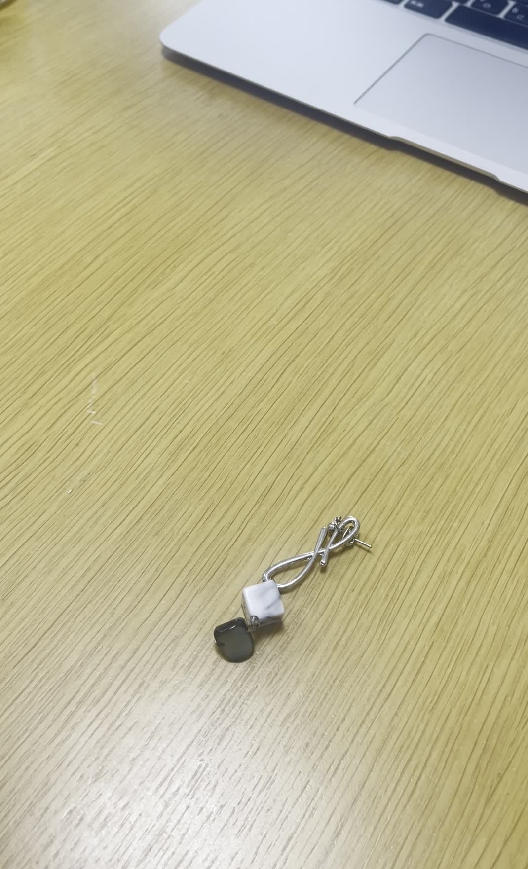 アクセサリーなどを置く手元