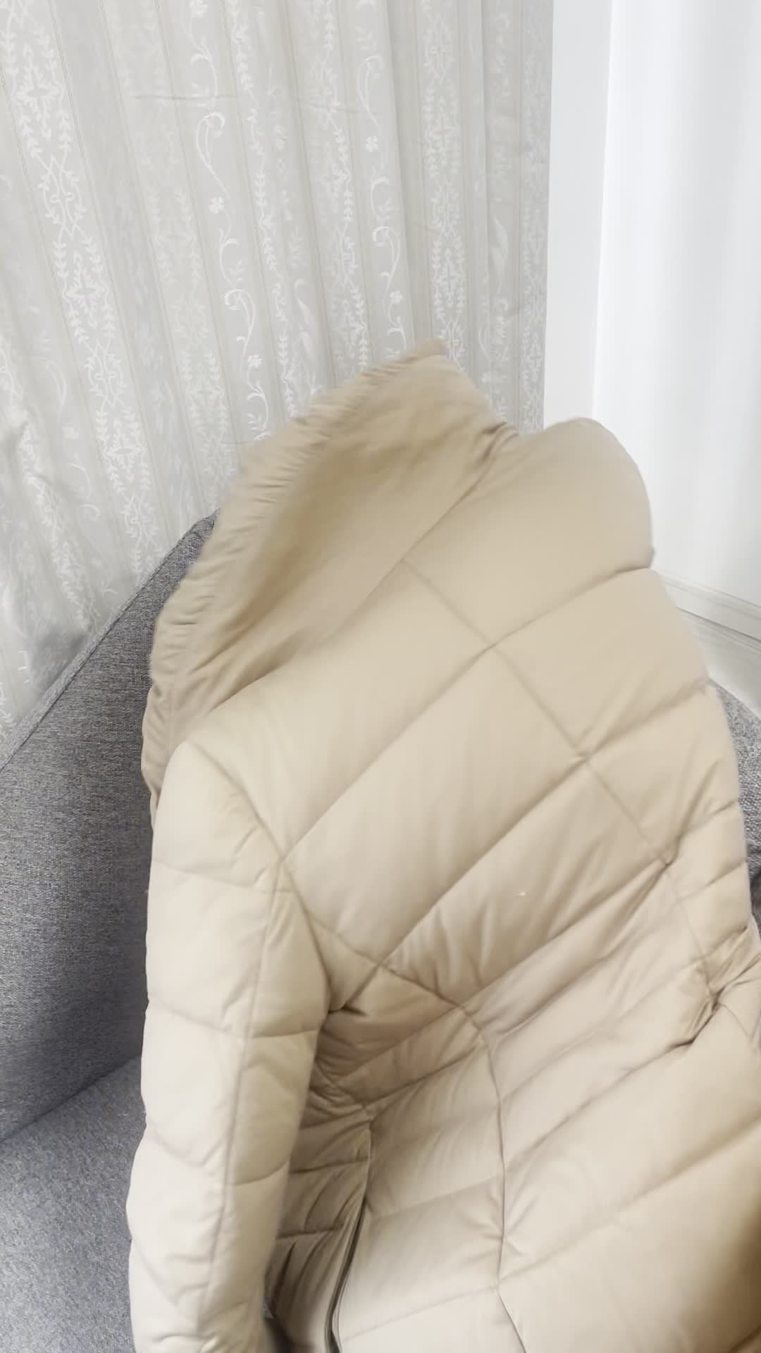 服を椅子にぽんっと投げて置く