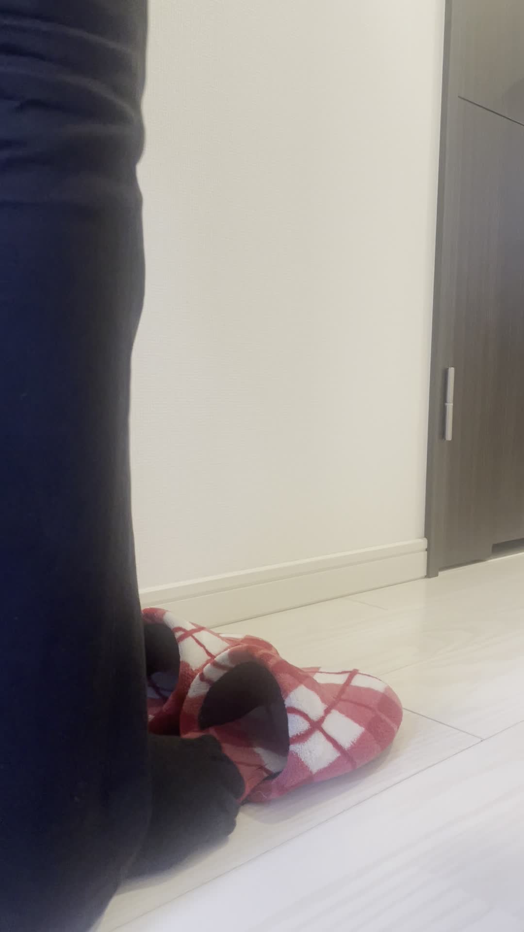 スリッパに履き替える足元