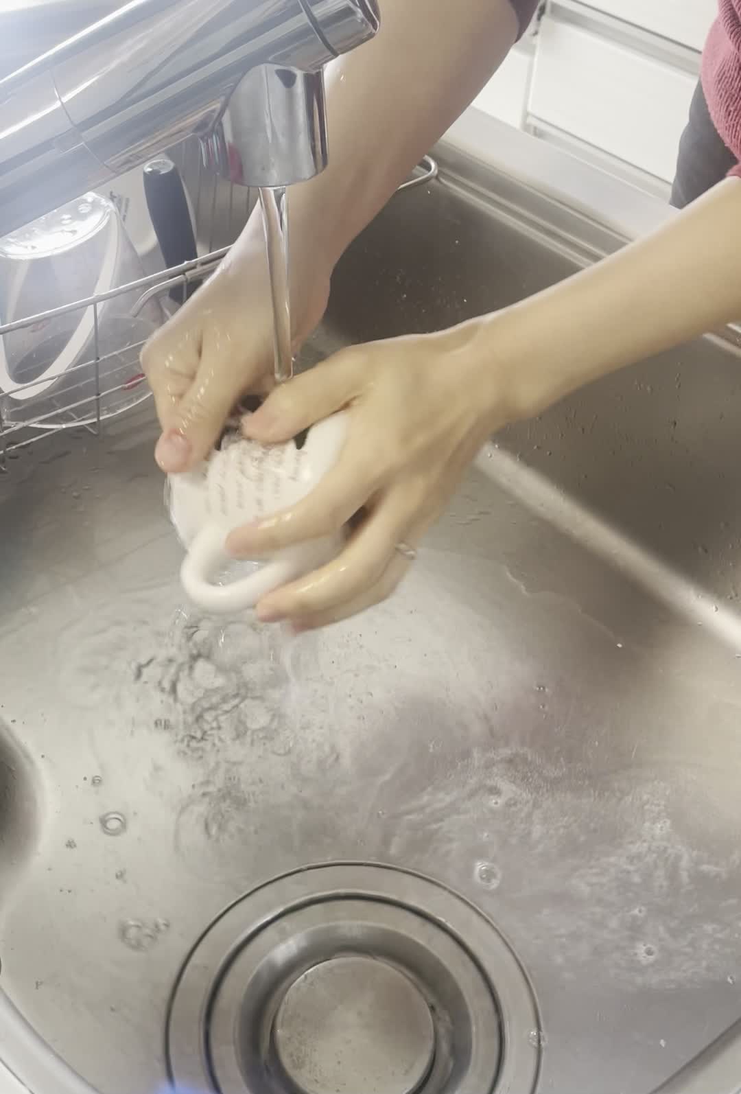カップを洗う手元