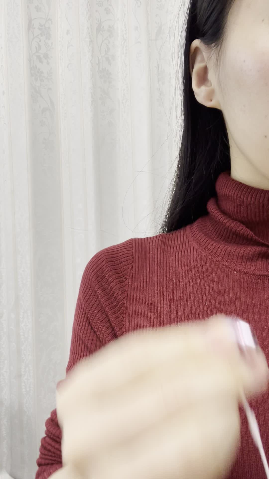 イヤホンを耳につける手元