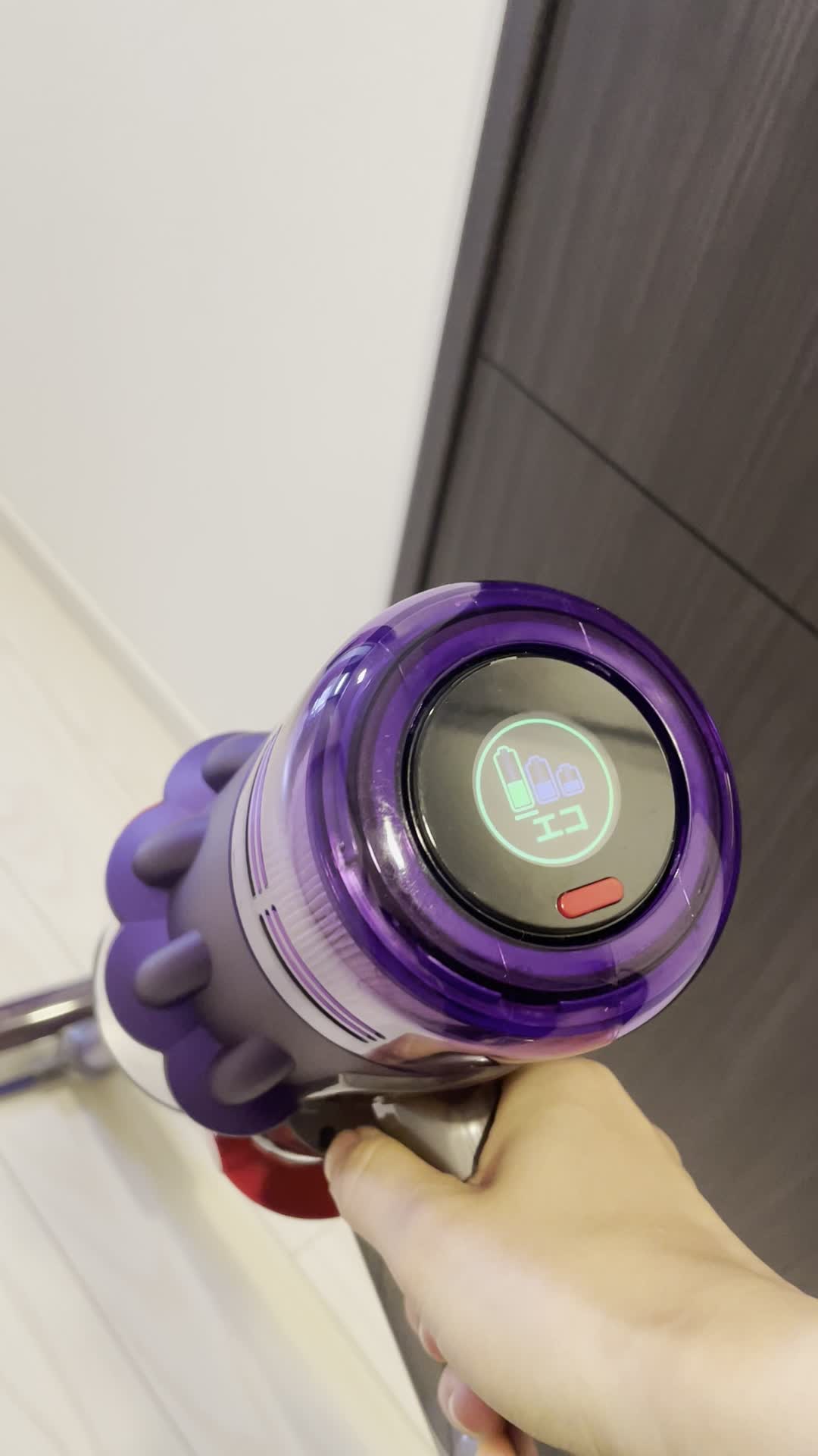掃除機の電源を入れる手