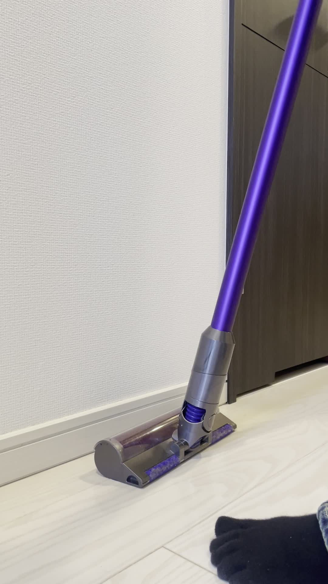 床を掃除機で吸う足元