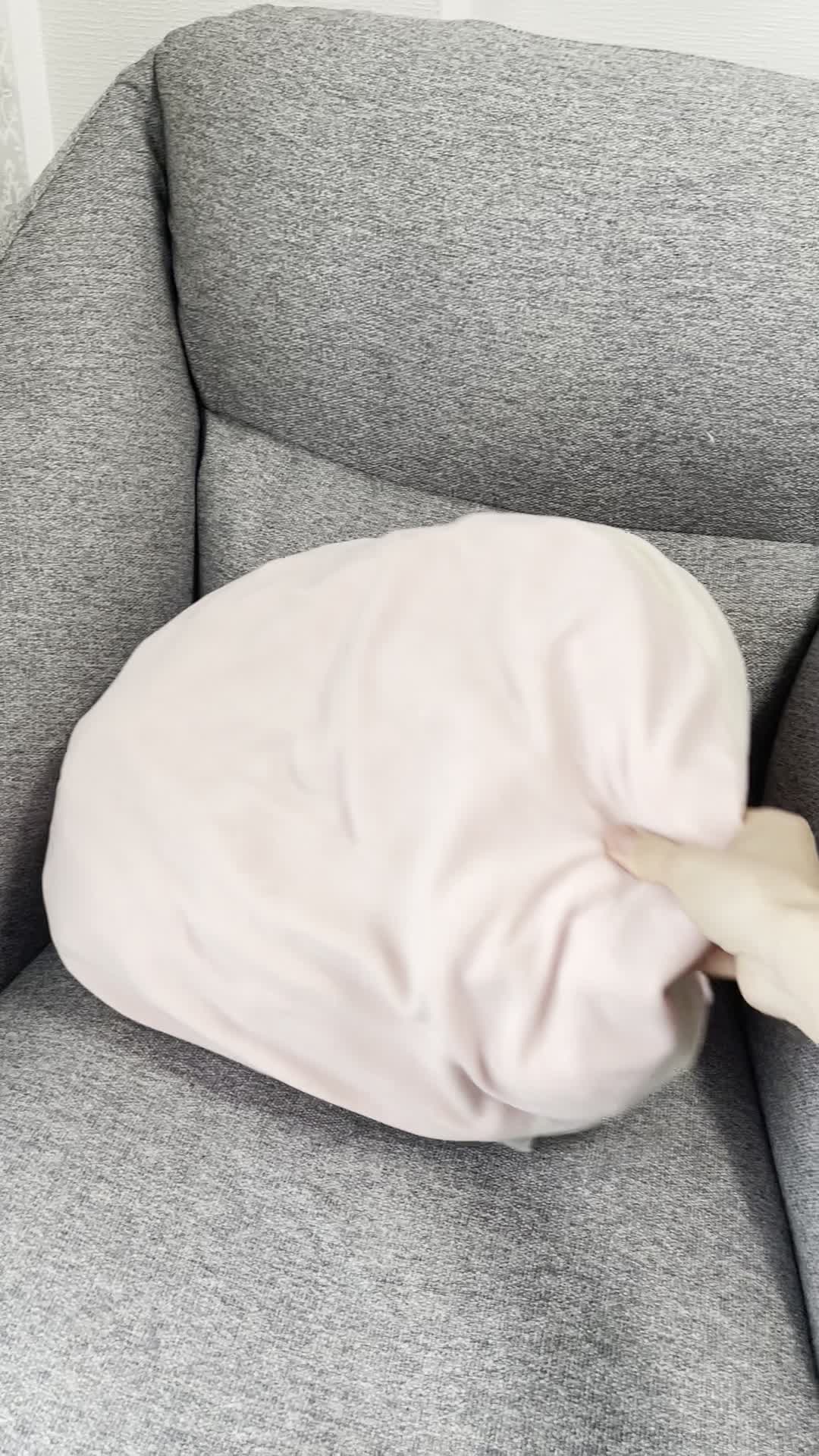 クッションを整える手元
