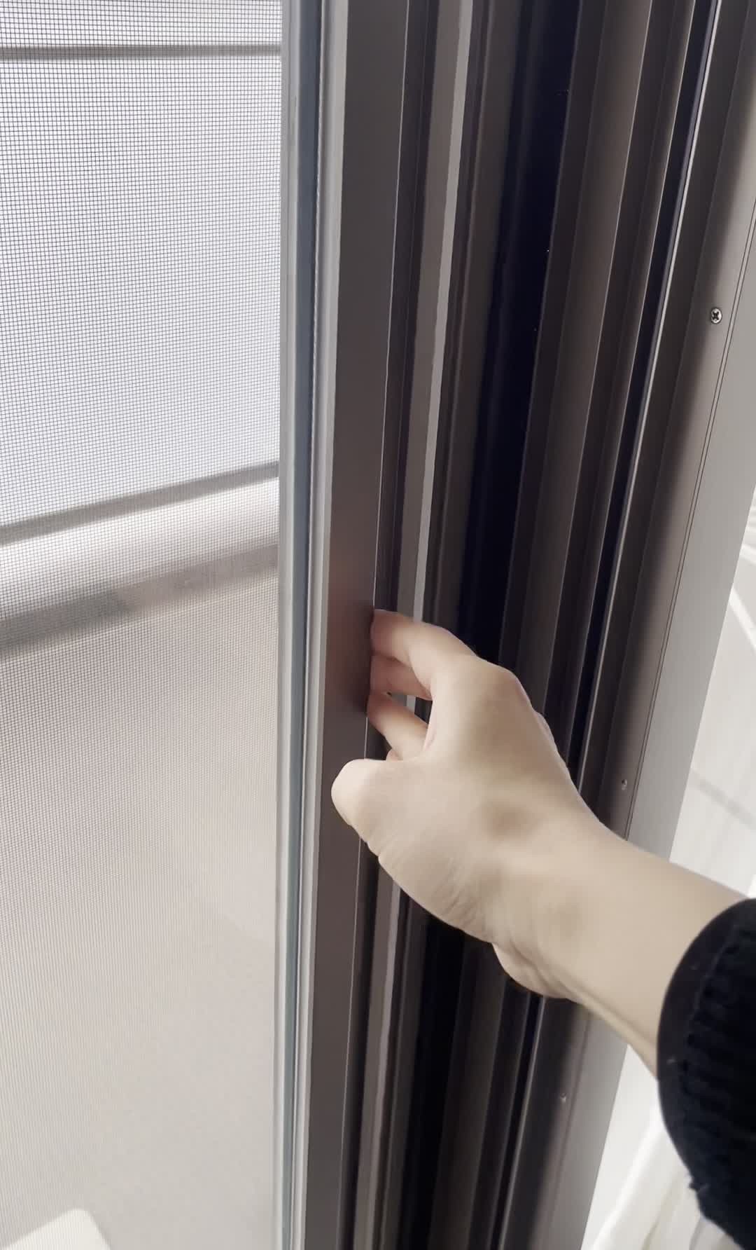 窓を開ける手