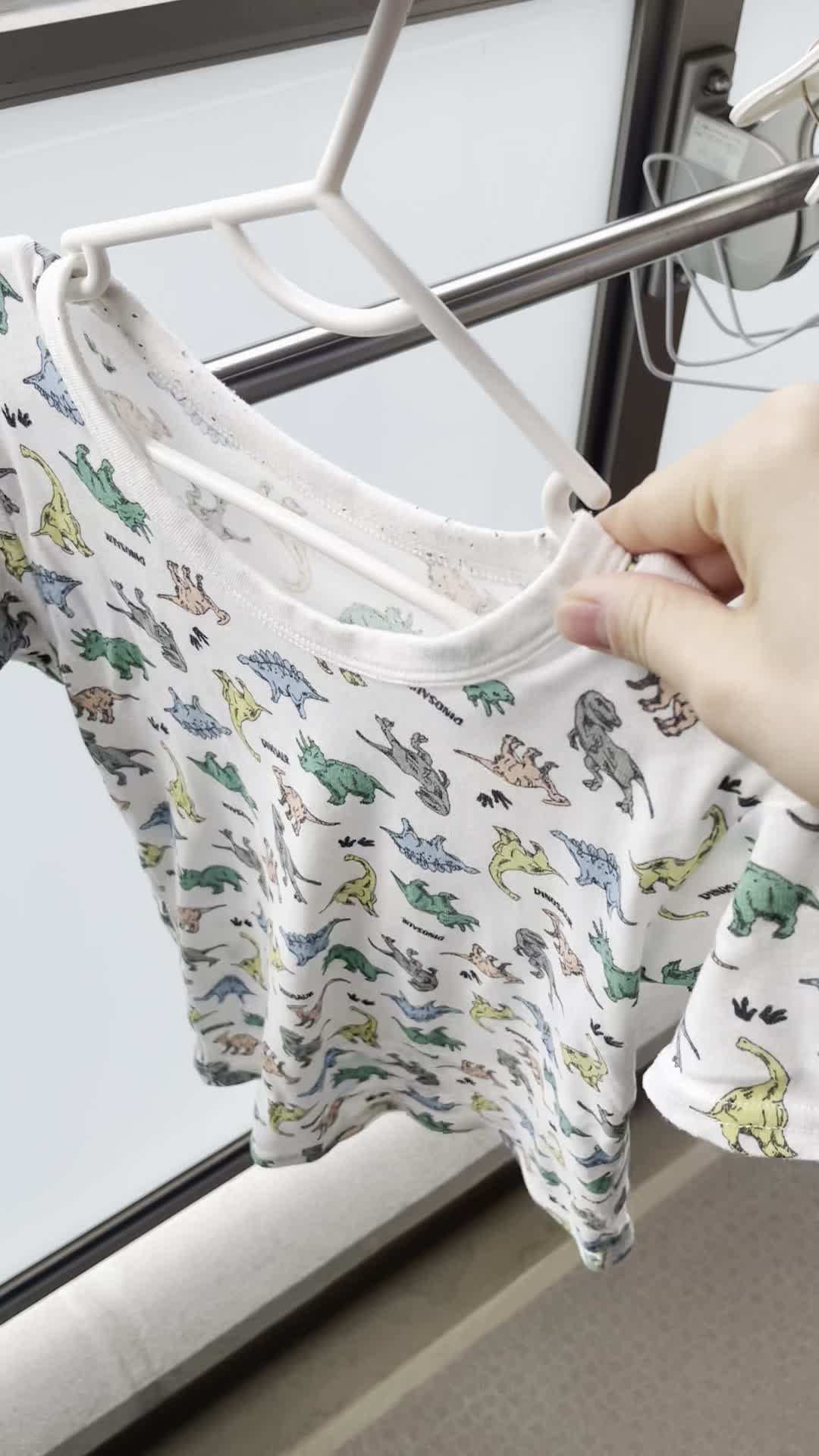 干した洗濯物を揺らす手元
