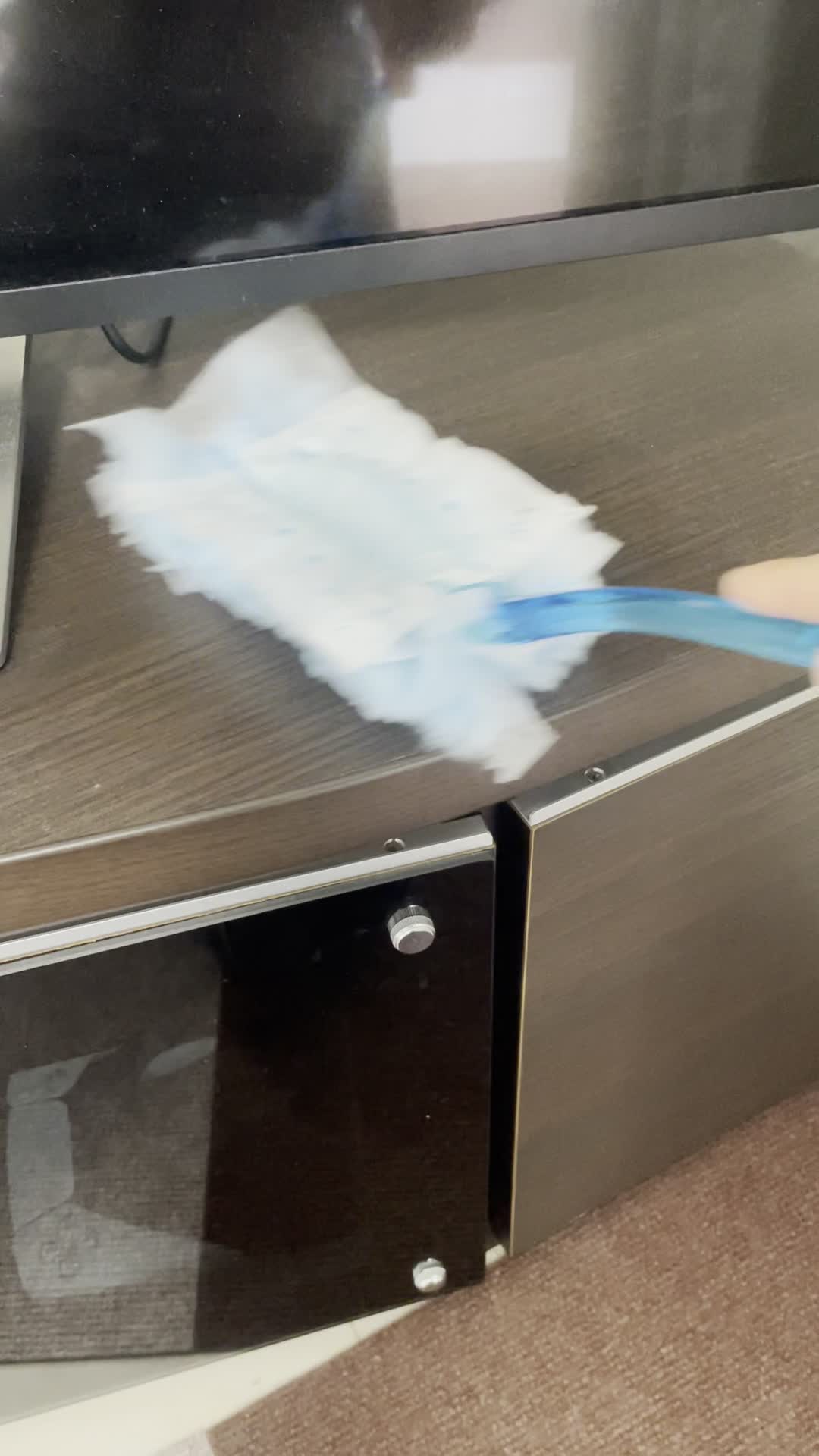 ワイパーで棚を拭く手