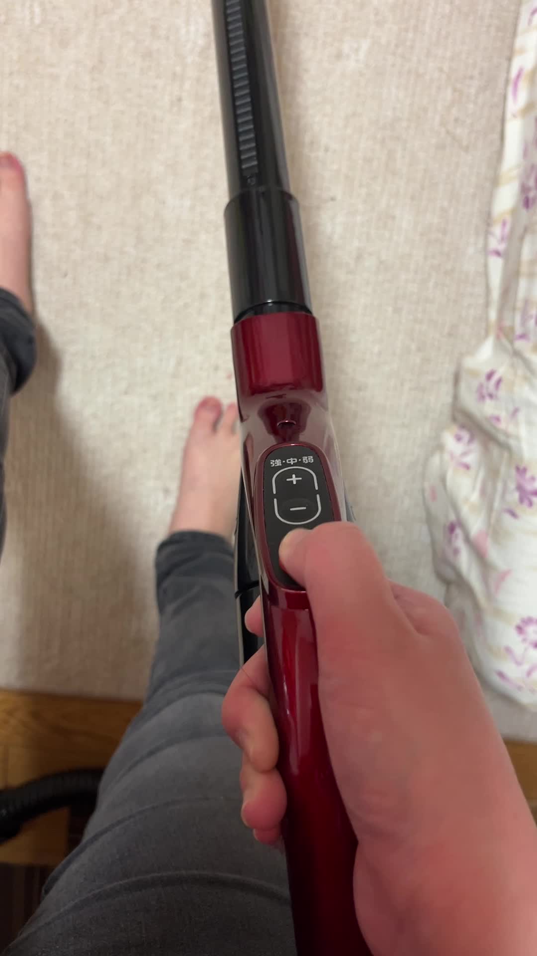 掃除機の電源を入れる手