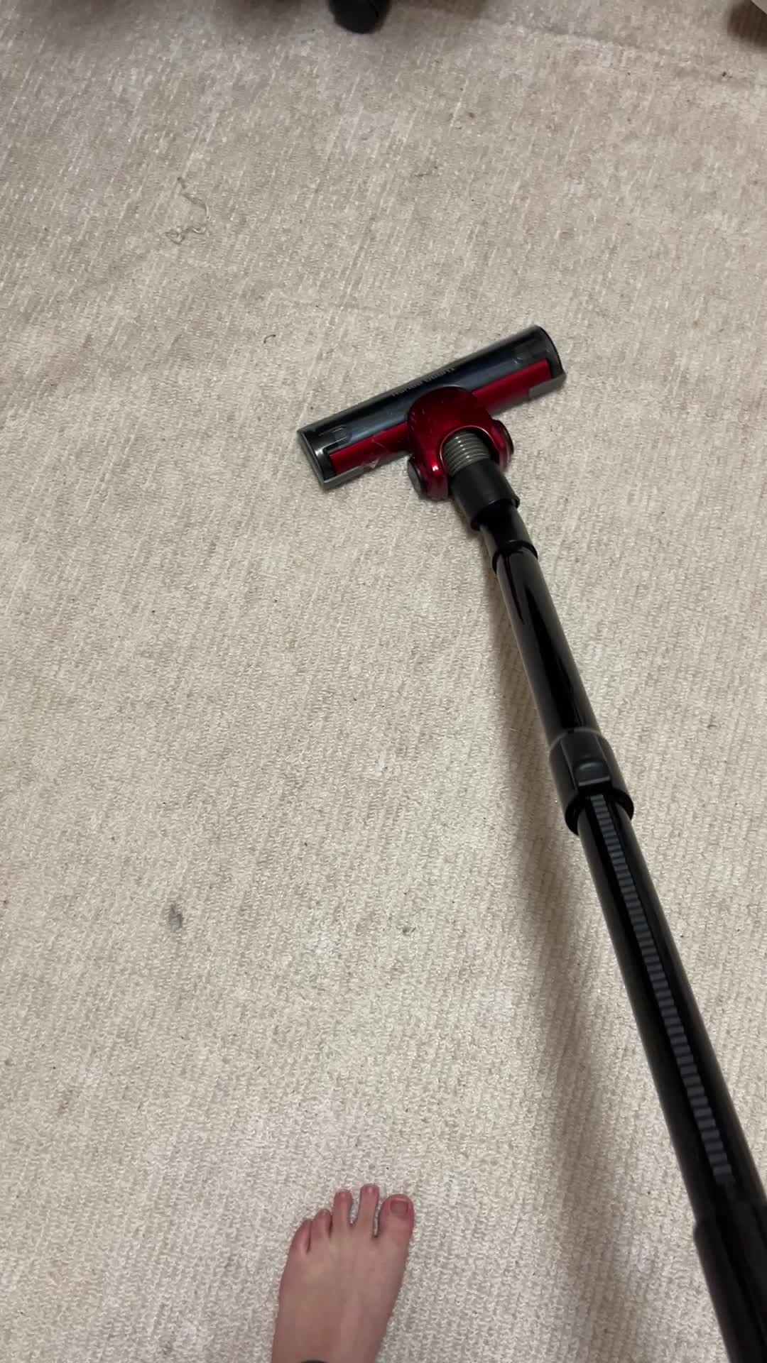 床を掃除機で吸う足元