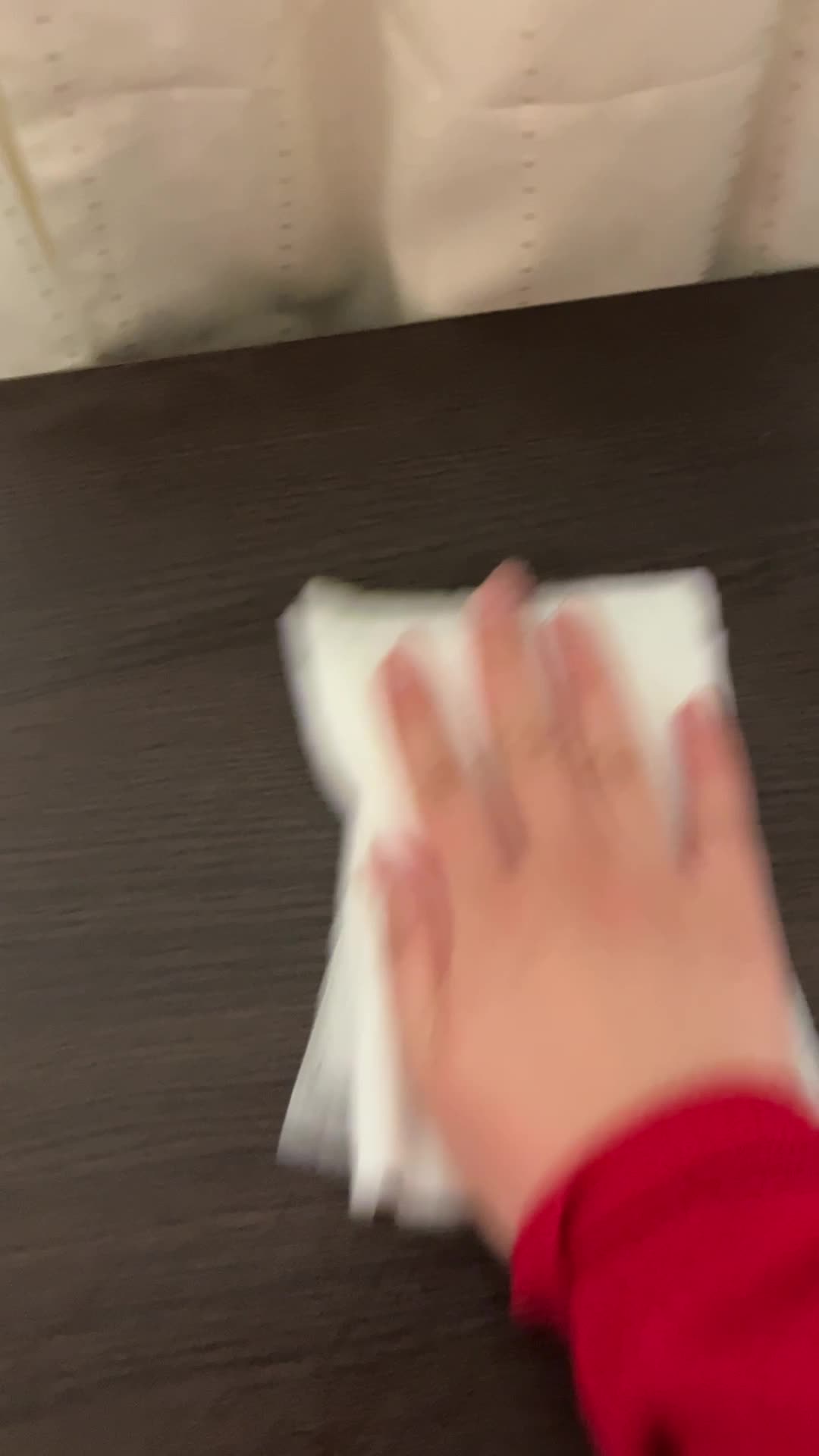 テーブルを拭く手元