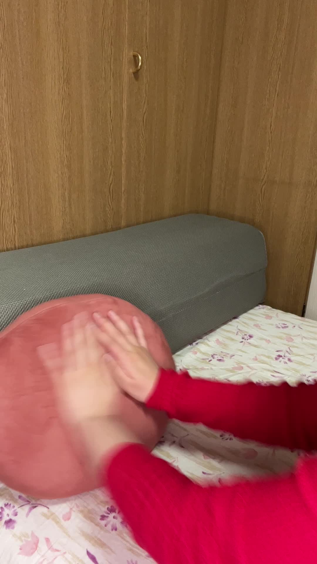 クッションを整える手元