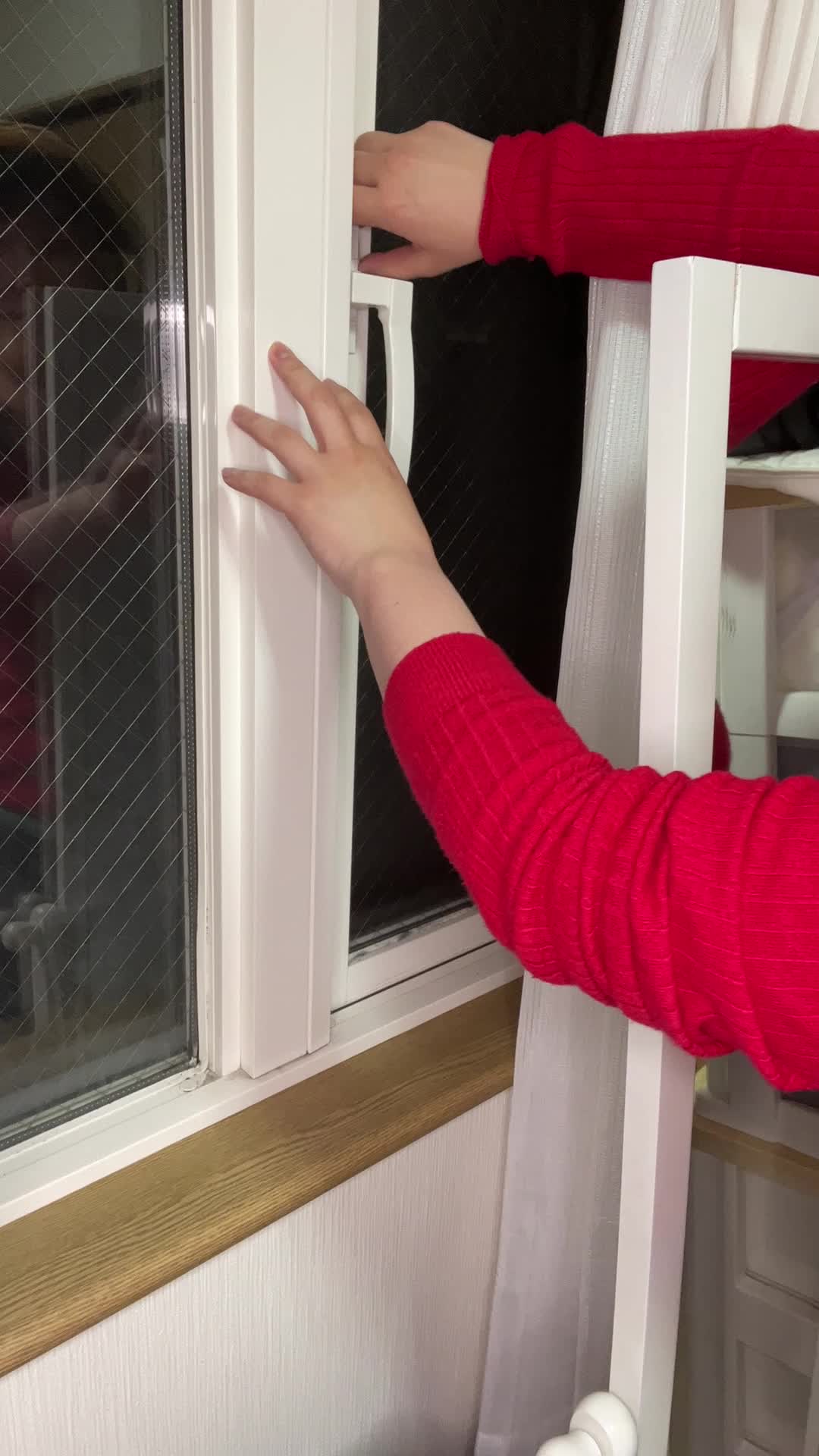窓を開ける手
