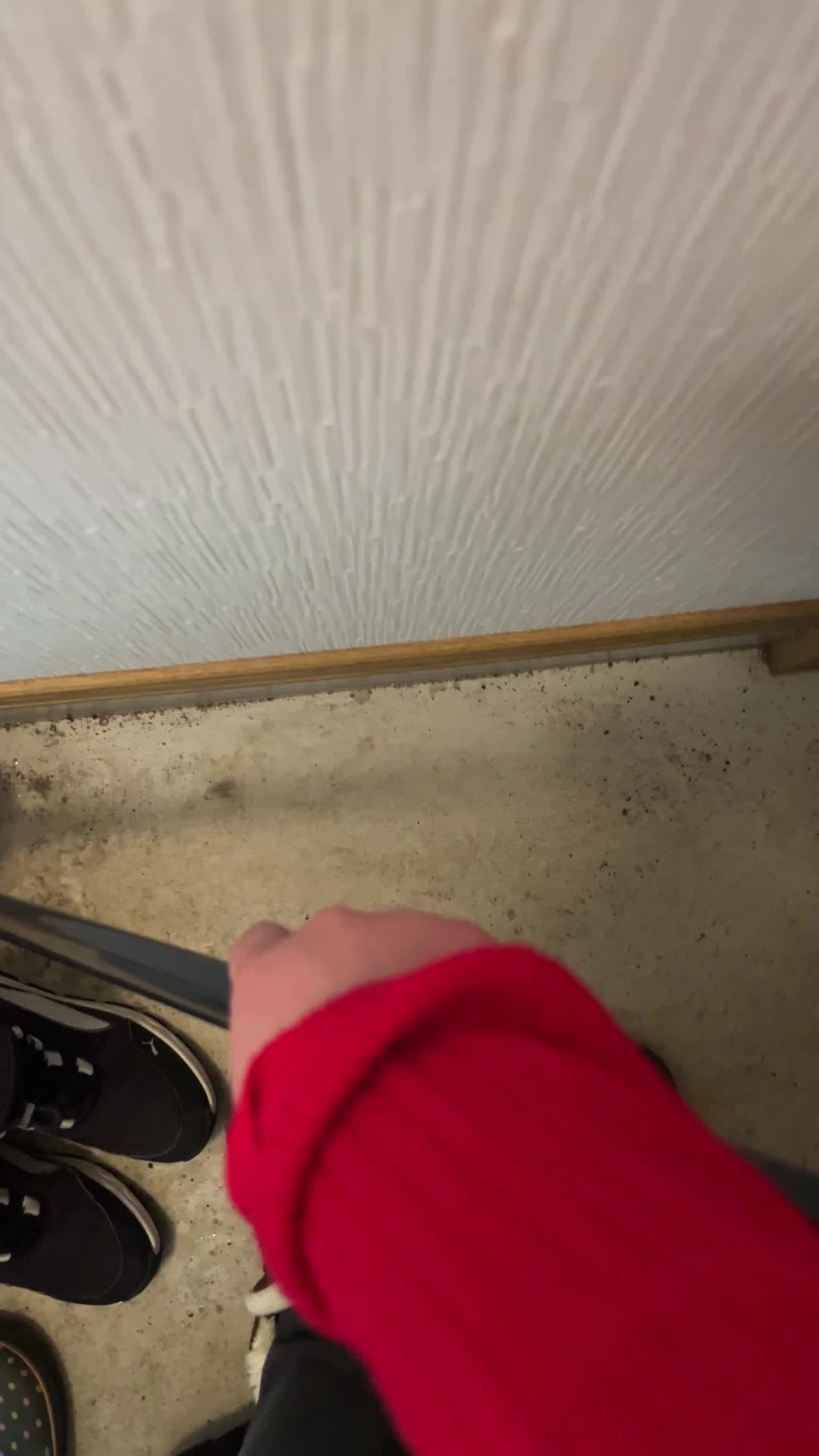 ほうきを持つ手元