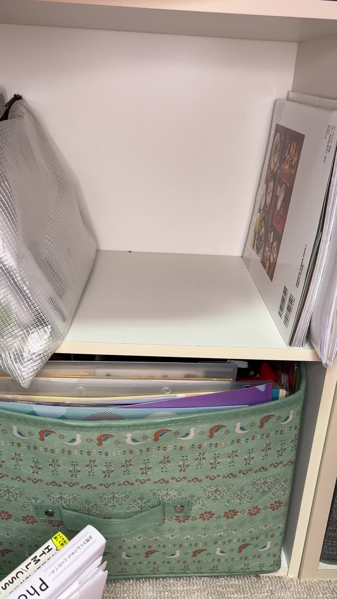 本棚の本を整理する手元