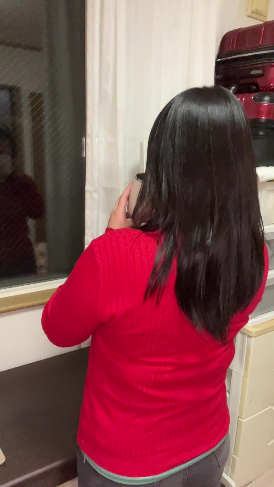 窓際で一息つく後ろ姿