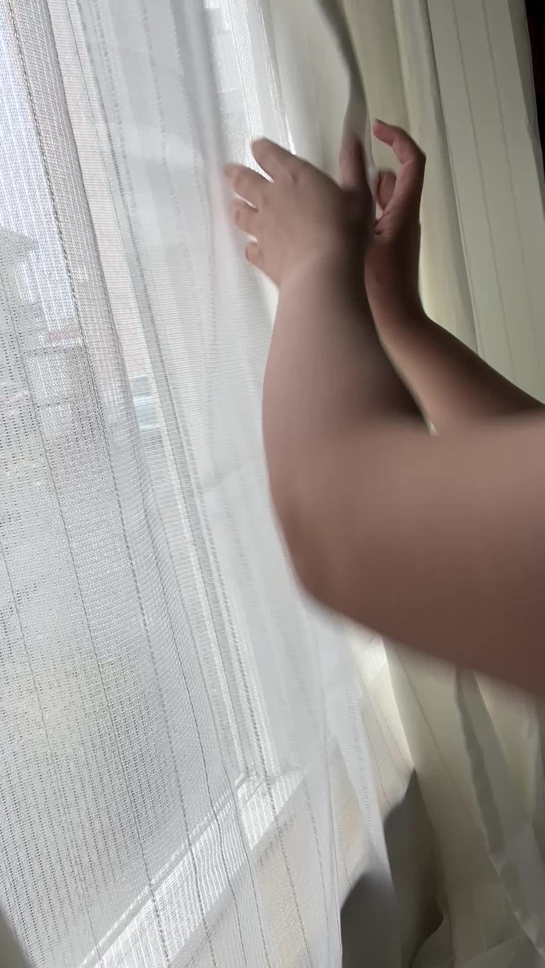 遅刻しそうかもと焦りながらカーテンを開ける手