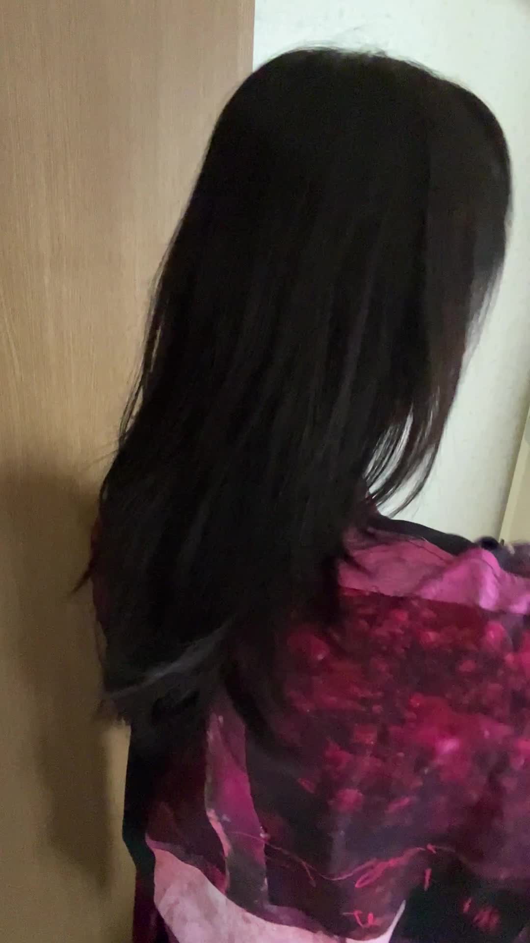 髪を整える後ろ姿