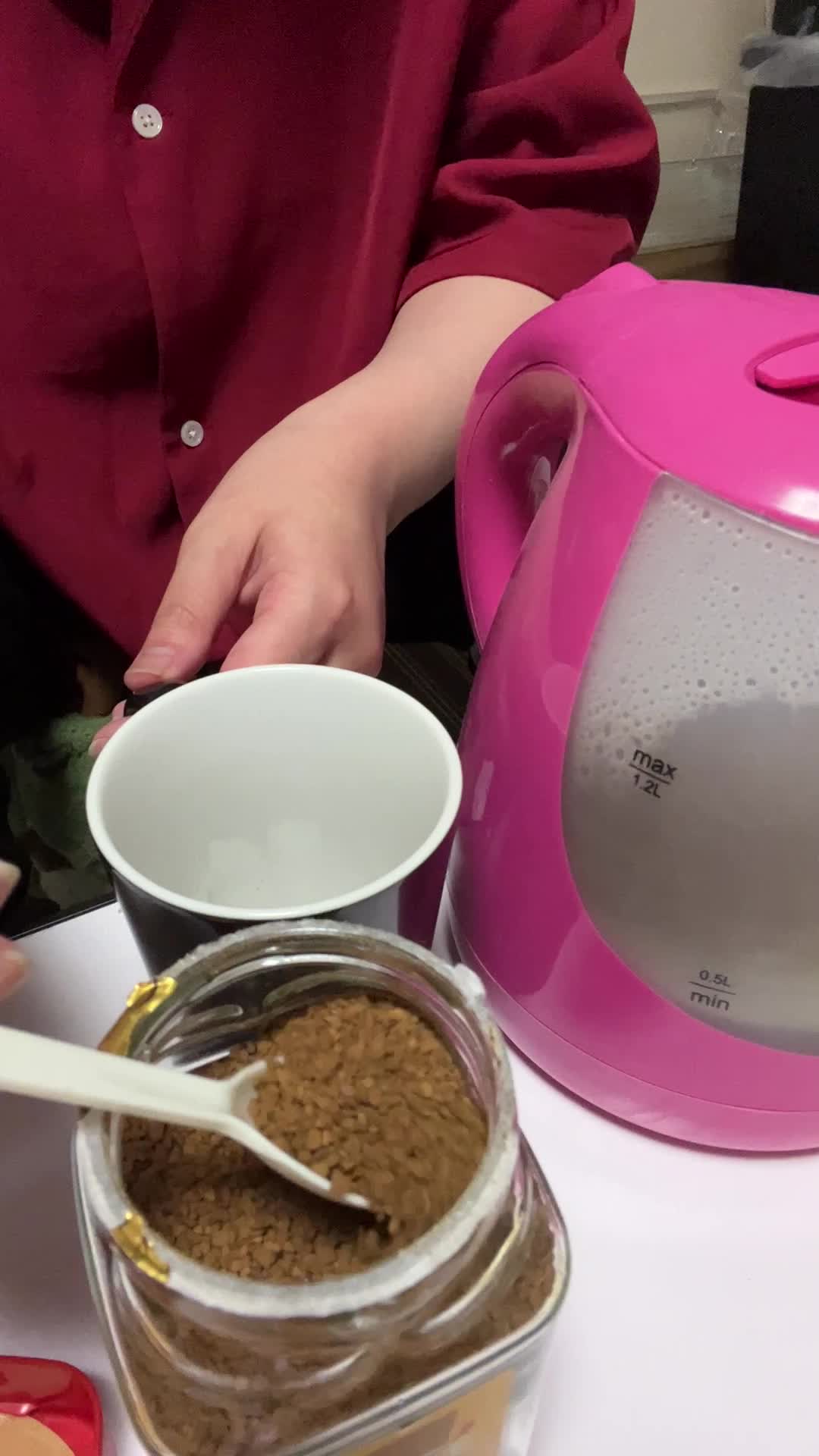 さっとコーヒーを淹れる手元