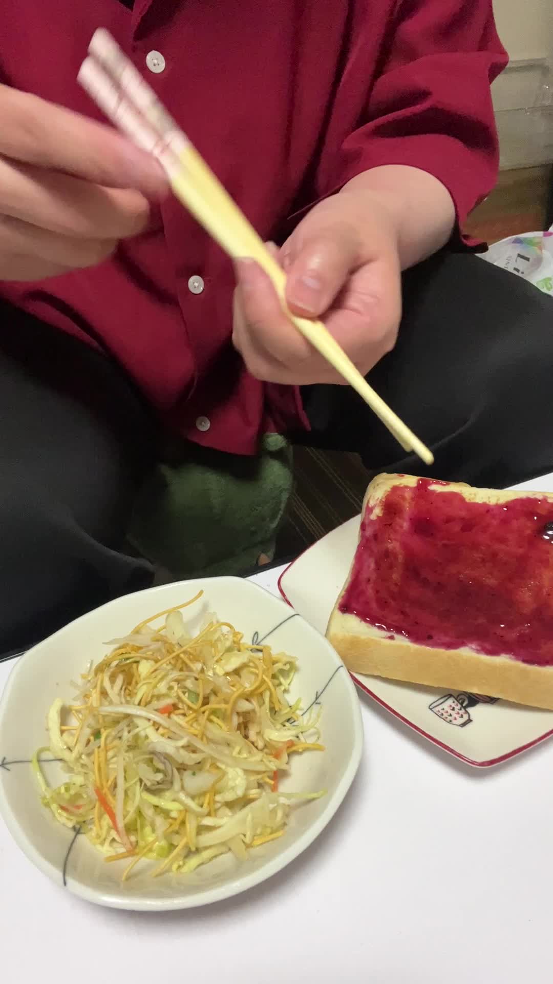 朝ごはんを食べる手元