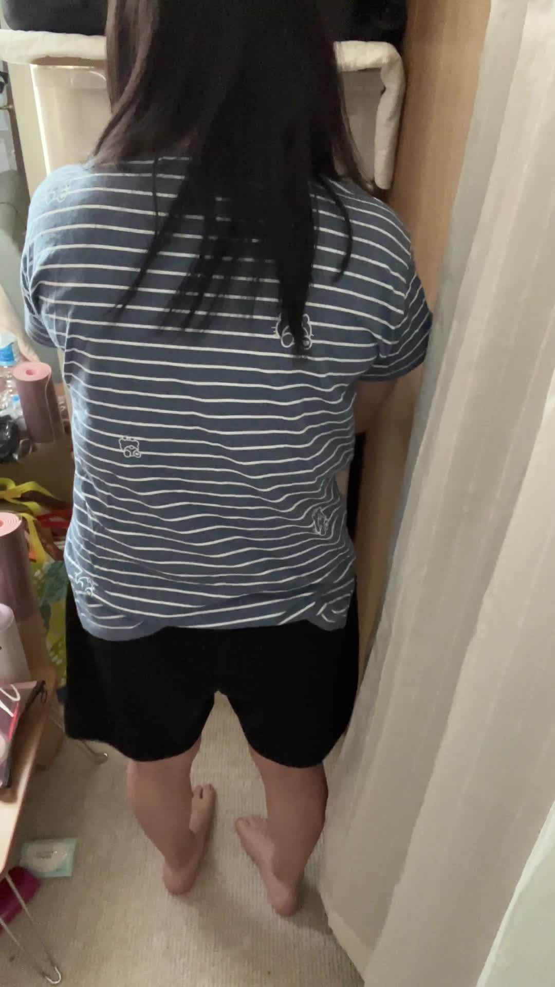 服を選ぶ後ろ姿