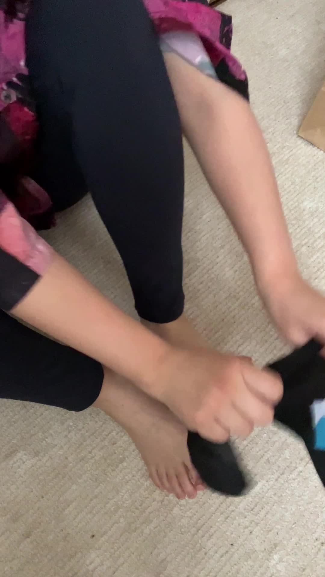 靴下を履く足元