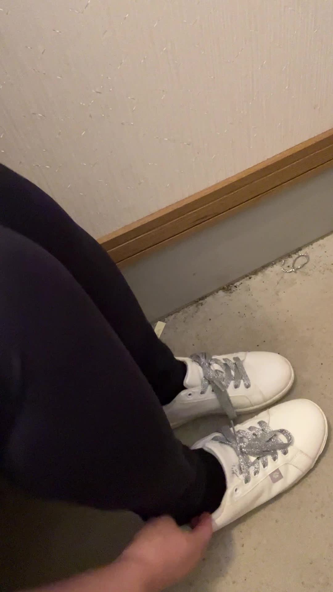 玄関で靴を履く足元