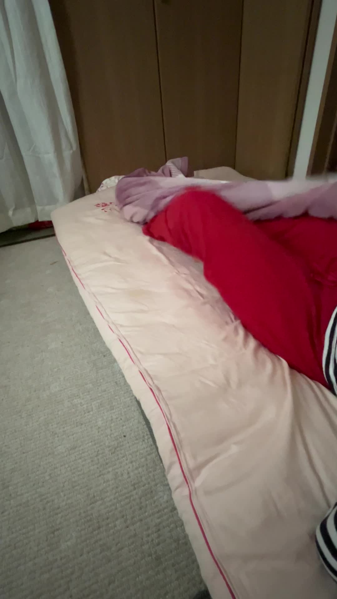 余裕を持ってベッドから足を出す足元