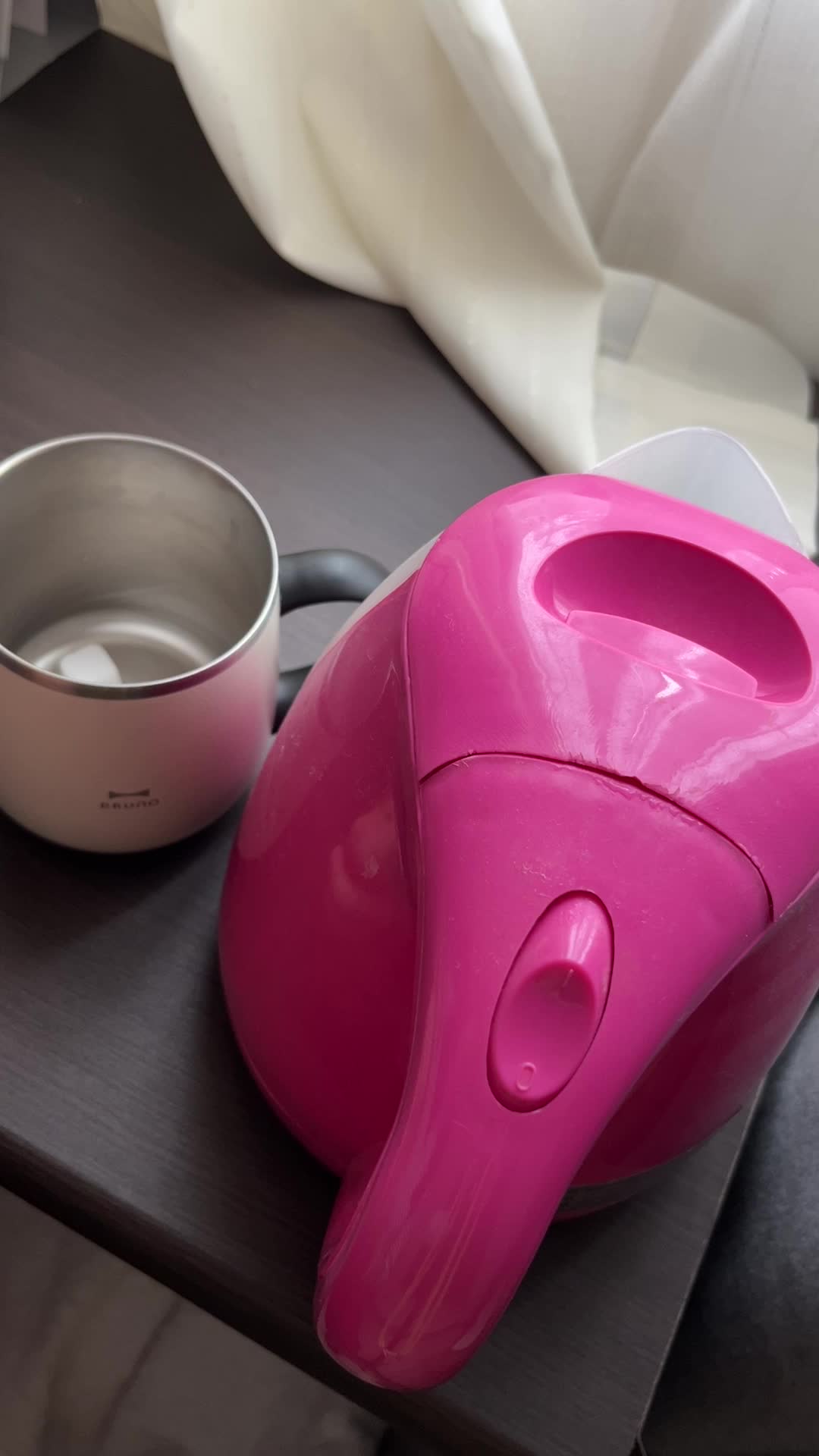 余裕を持ってコーヒーを淹れる手元