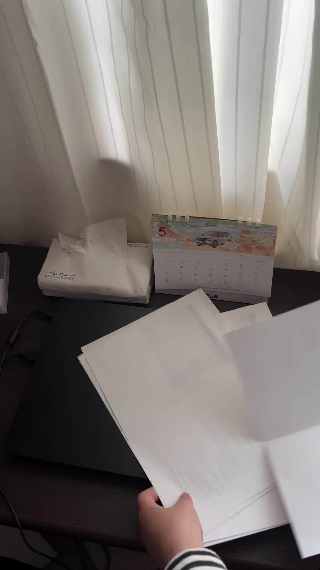 机の上を整理する手元