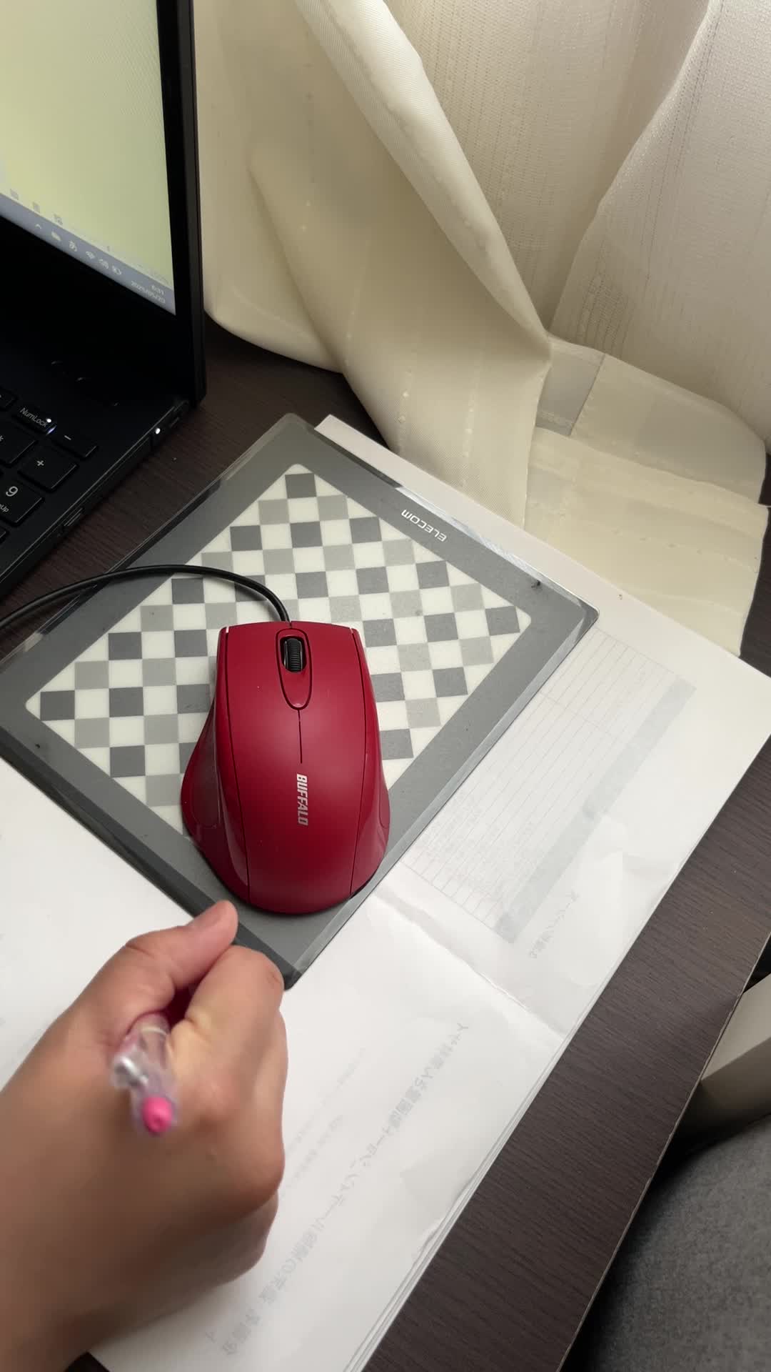 ノートにメモをとる手元