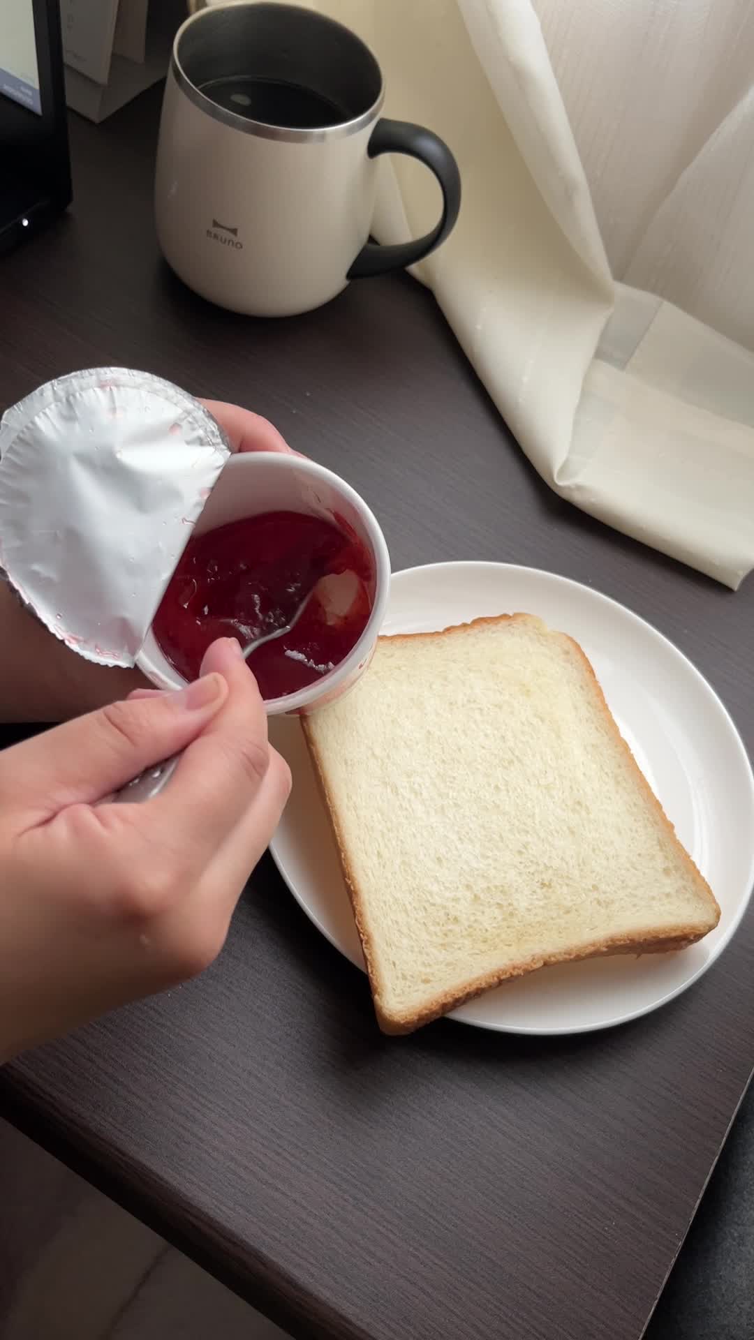 昼休憩に軽食を準備する手元