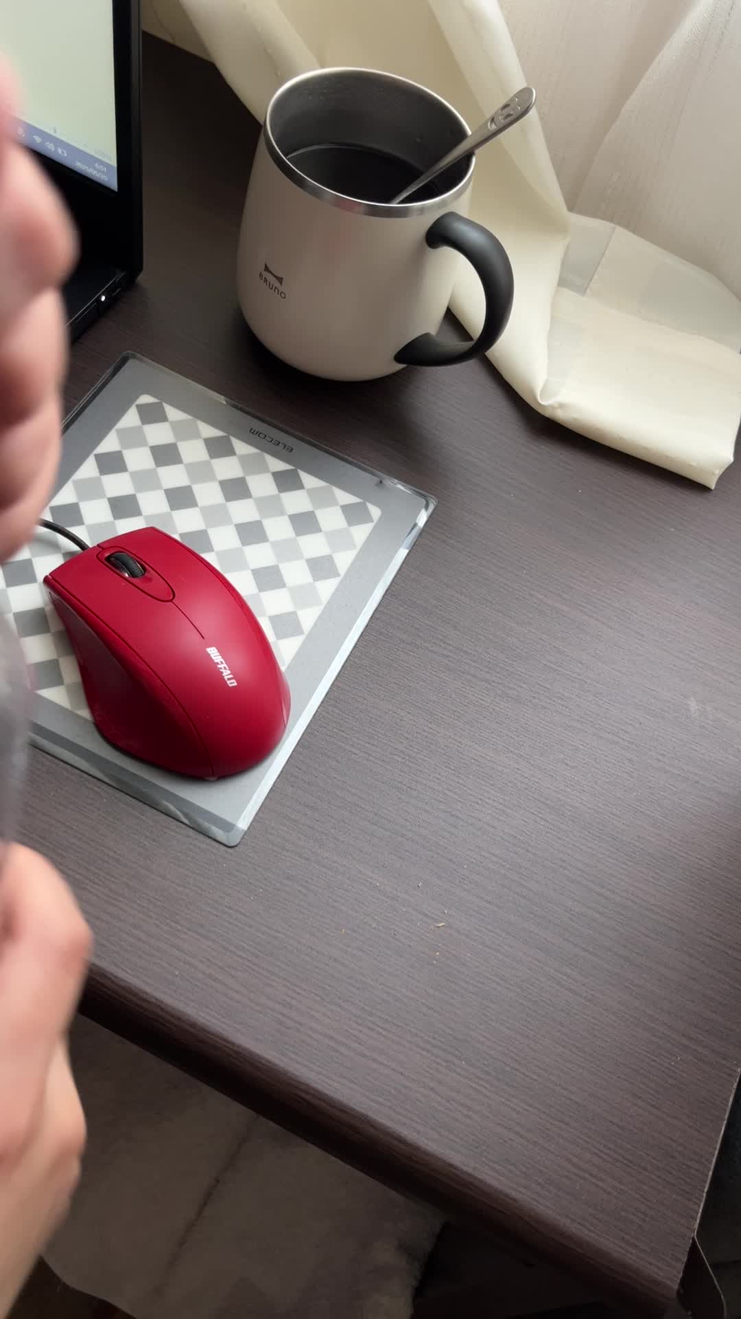 仕事中にドリンクを飲む手元