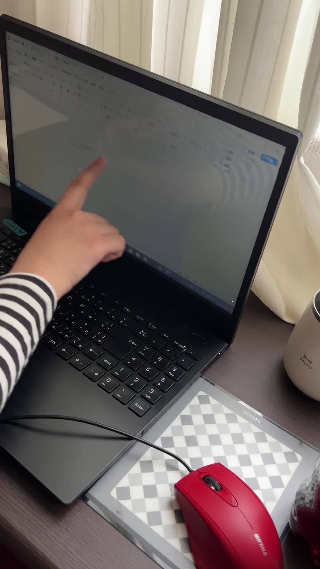 PCの画面を指でなぞる手元