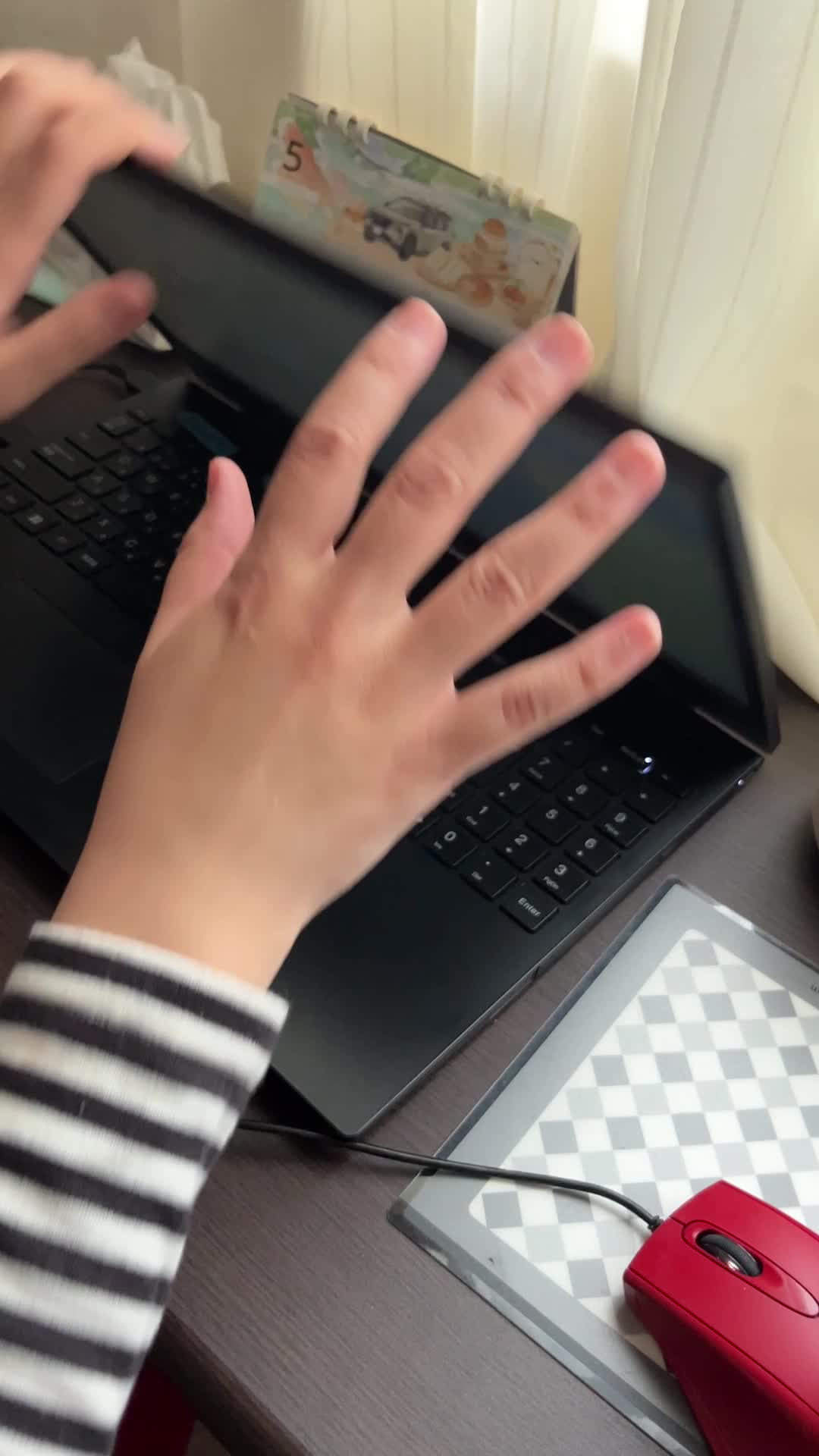 仕事終わりにPCを閉じる手元